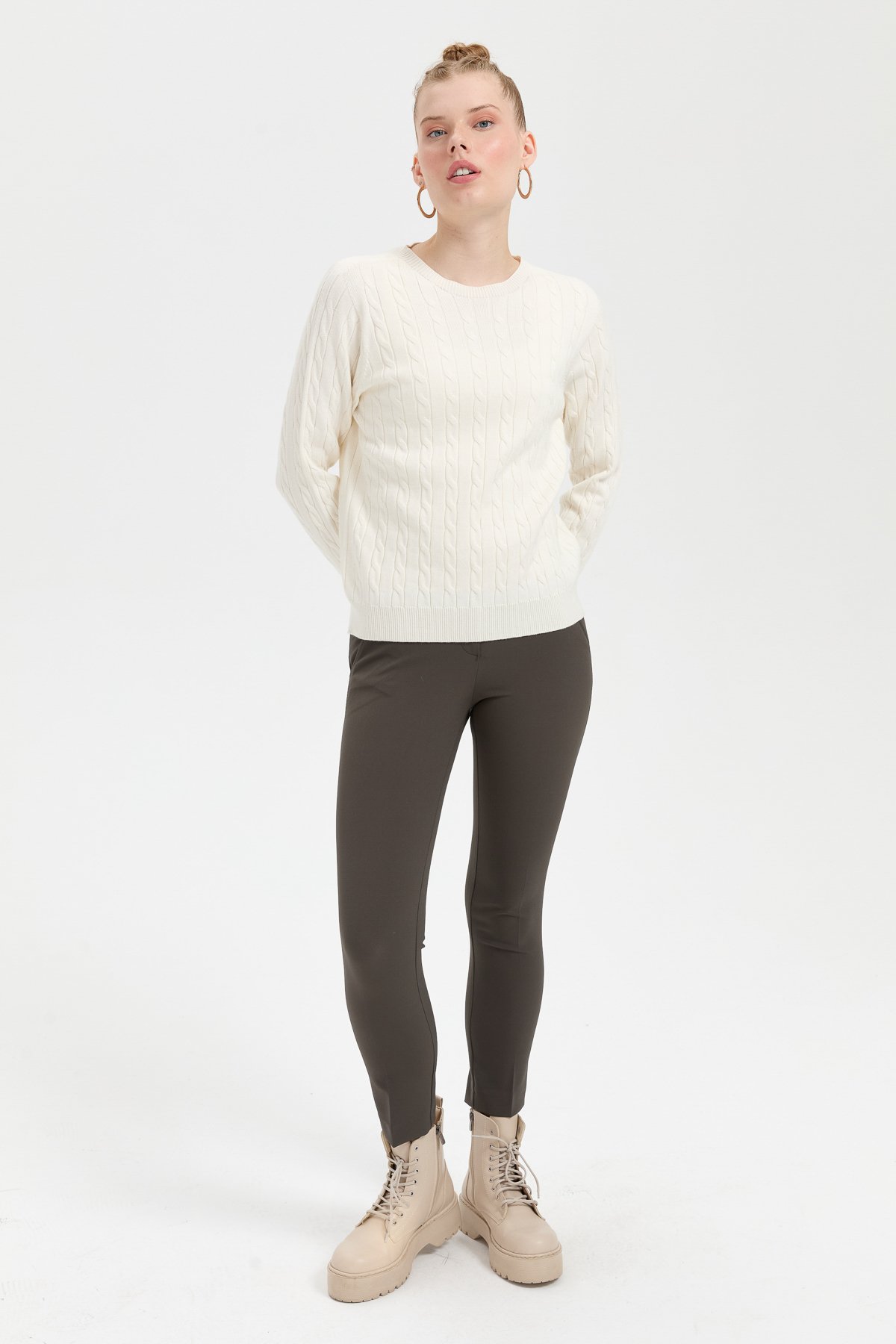 23329Kadın Sıfır Yaka Saç Örgülü Kazak Kemik