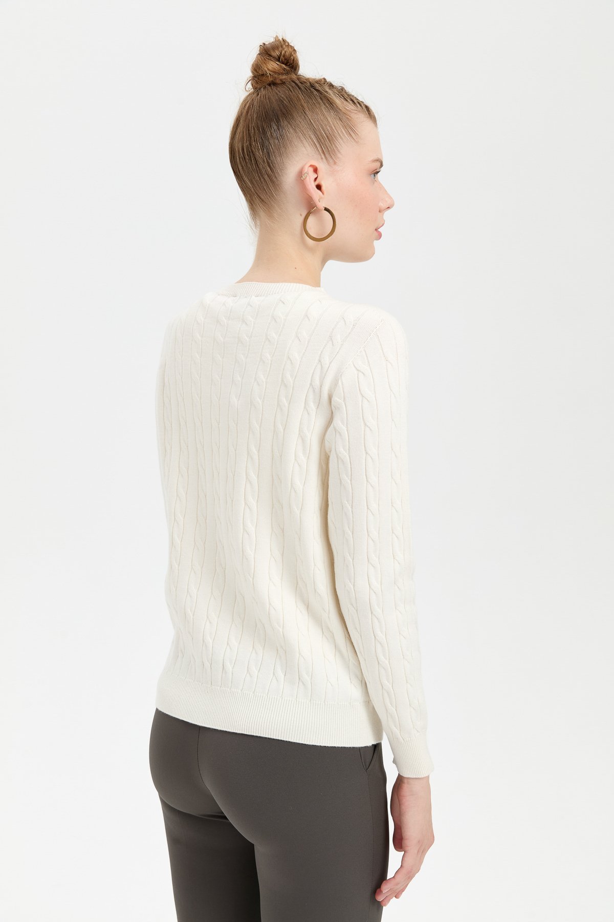 23329Kadın Sıfır Yaka Saç Örgülü Kazak Kemik