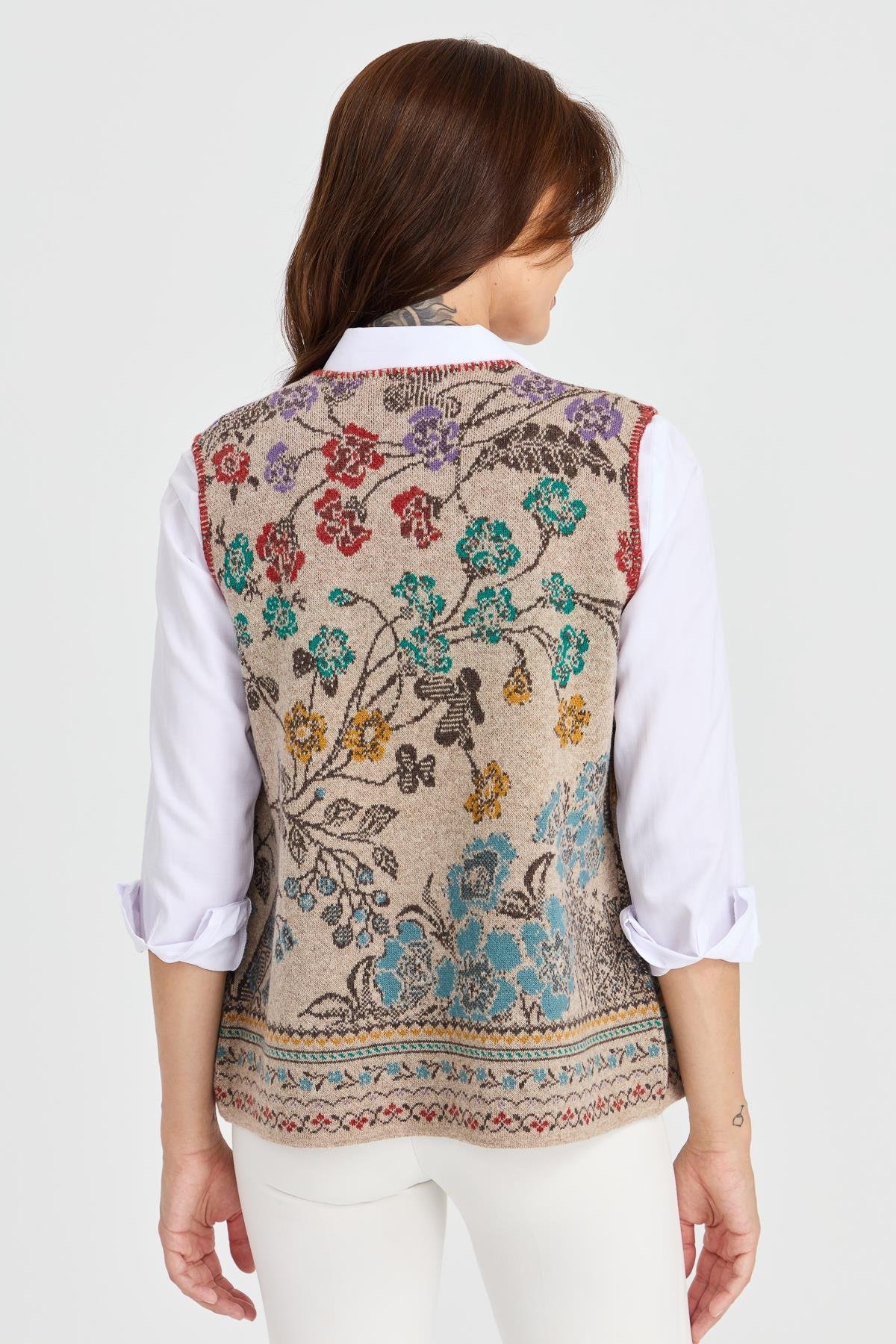 23119Kadın Sıfır Yaka Sarmaşık Desenli Yün Yelek K.Bej