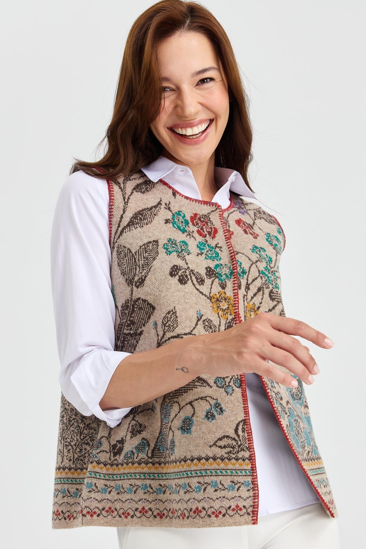 23119Kadın Sıfır Yaka Sarmaşık Desenli Yün Yelek K.Bej