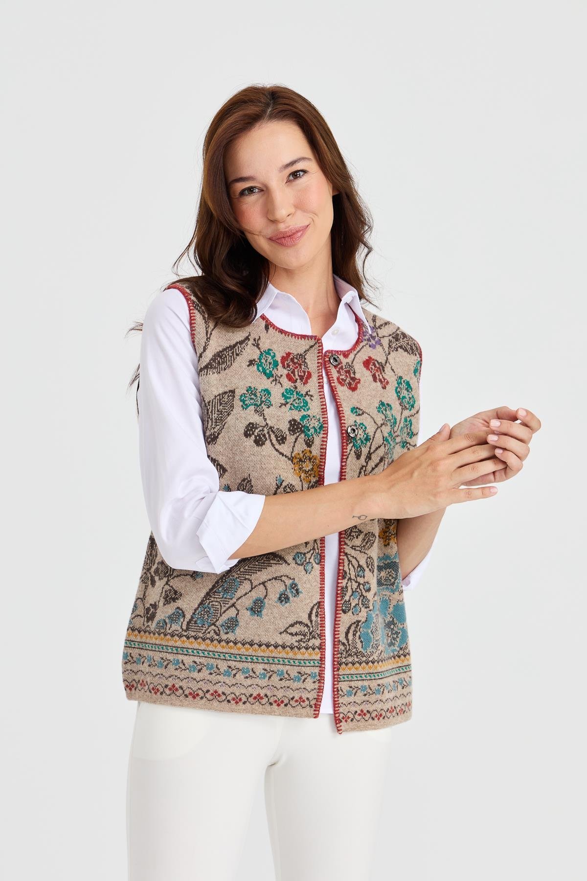 23119Kadın Sıfır Yaka Sarmaşık Desenli Yün Yelek K.Bej