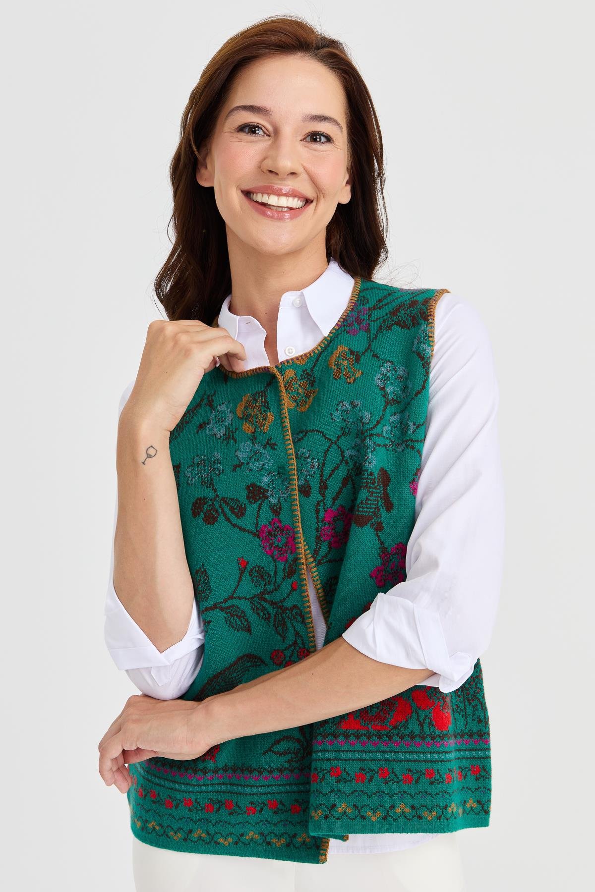 23119Kadın Sıfır Yaka Sarmaşık Desenli Yün Yelek A.Ö.Başı