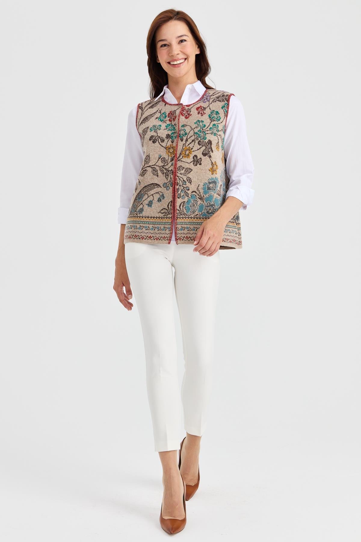 23119Kadın Sıfır Yaka Sarmaşık Desenli Yün Yelek K.Bej