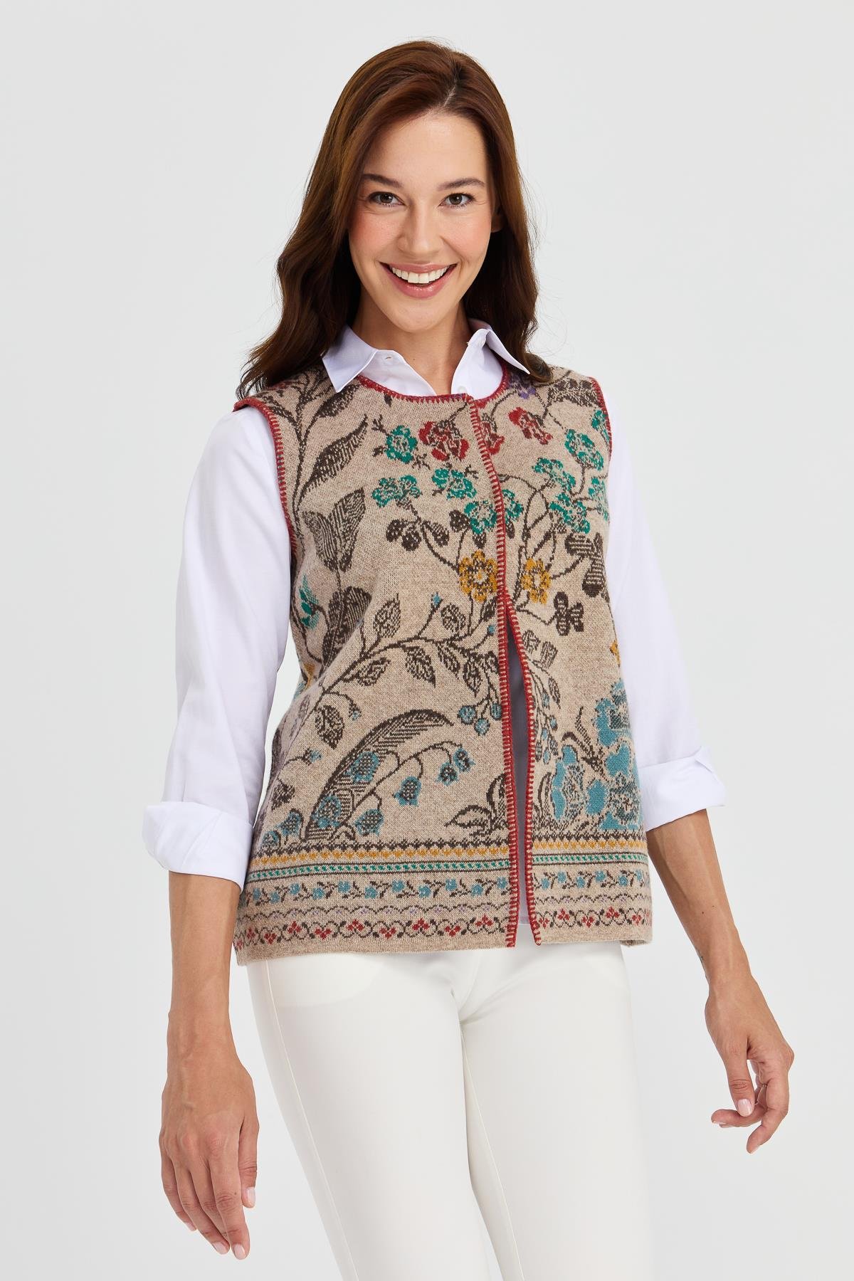 23119Kadın Sıfır Yaka Sarmaşık Desenli Yün Yelek K.Bej