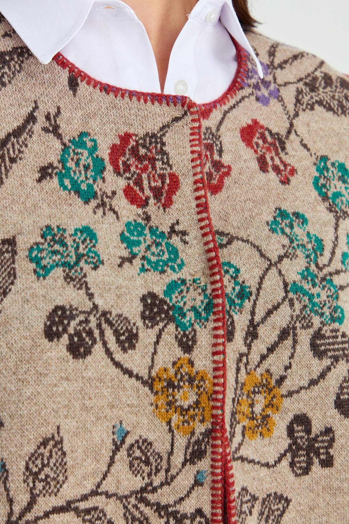 23119Kadın Sıfır Yaka Sarmaşık Desenli Yün Yelek K.Bej