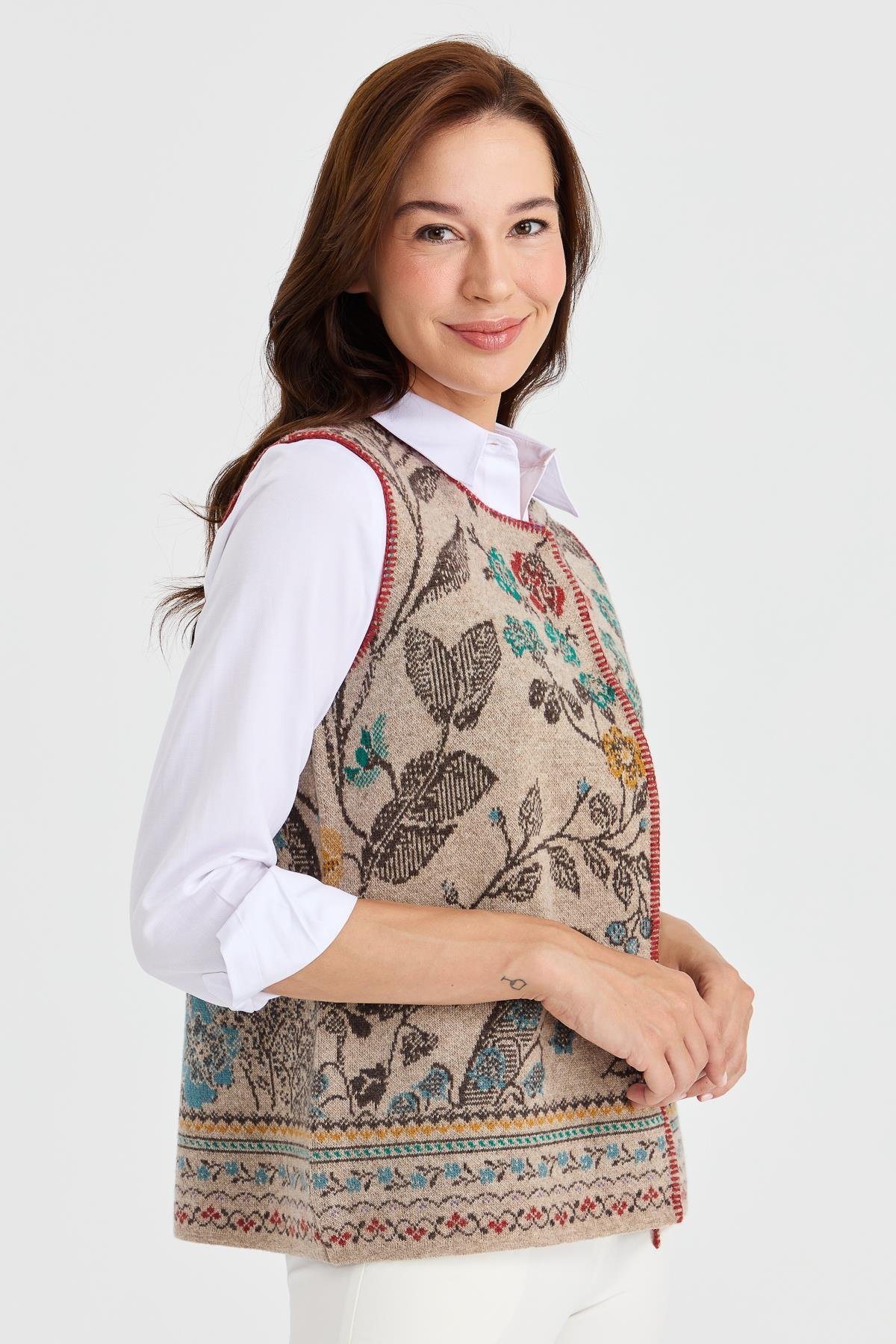 23119Kadın Sıfır Yaka Sarmaşık Desenli Yün Yelek K.Bej
