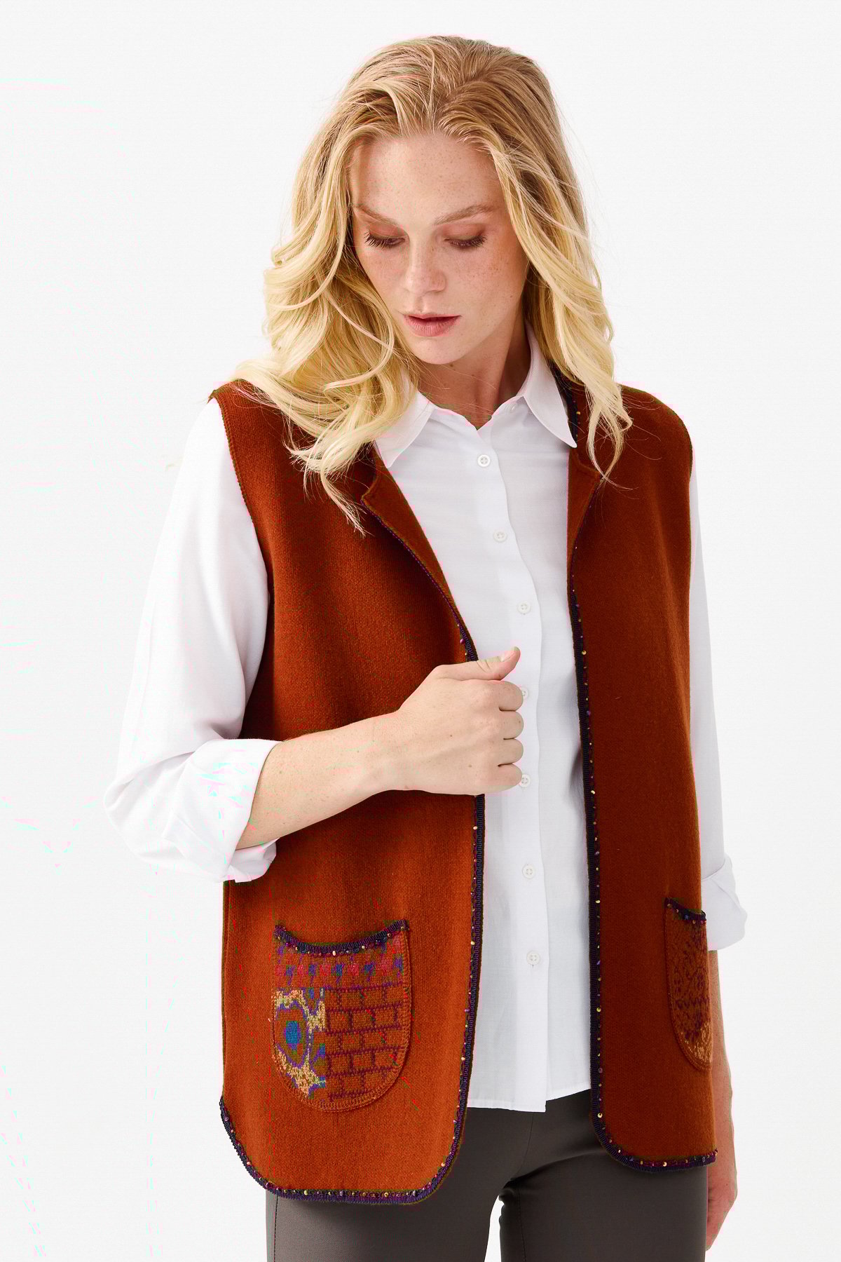 22111Женский короткий жилет с круглым  вырезом и вышивкой бисером, коричневый