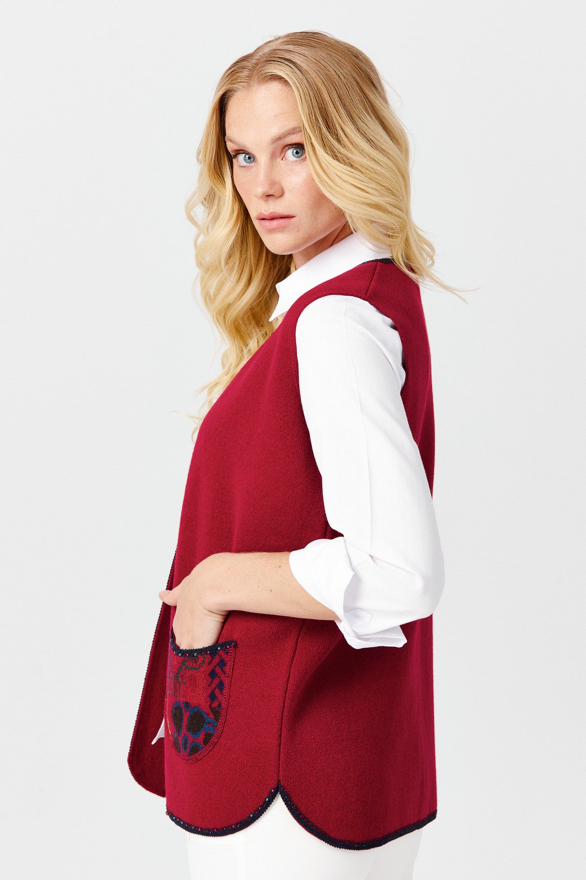 22111Женский короткий жилет с круглым  вырезом и вышивкой бисером, вишневый 