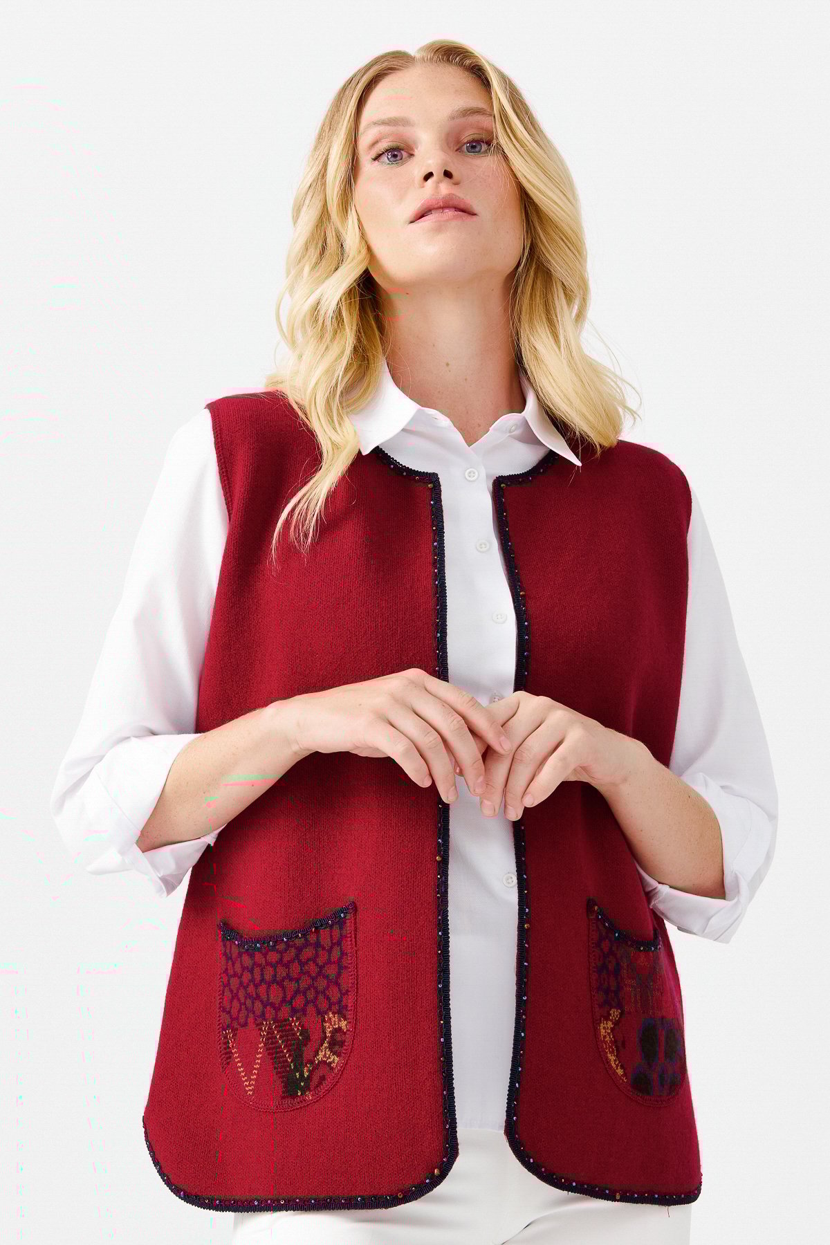 22111Женский короткий жилет с круглым  вырезом и вышивкой бисером, вишневый 