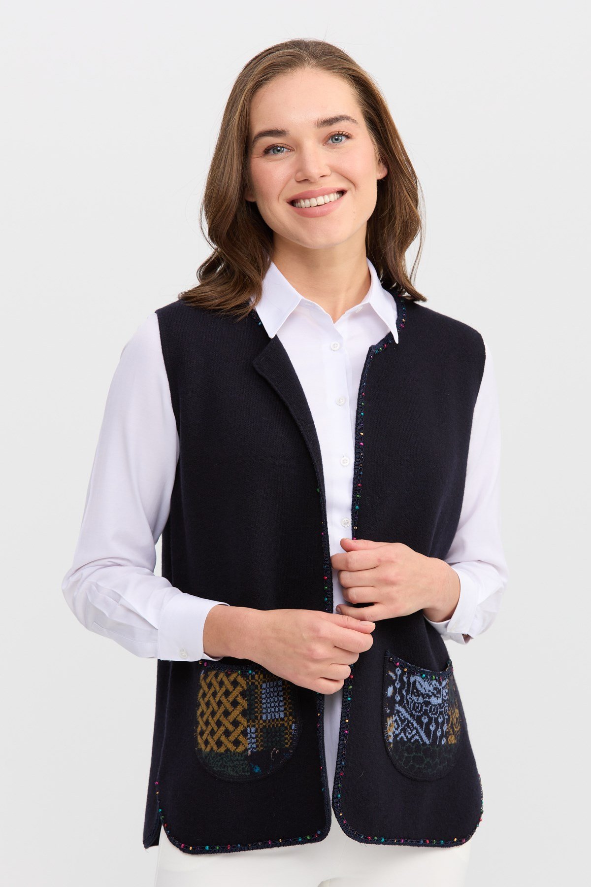 22111Женский короткий жилет с круглым  вырезом и вышивкой бисером темно-синий