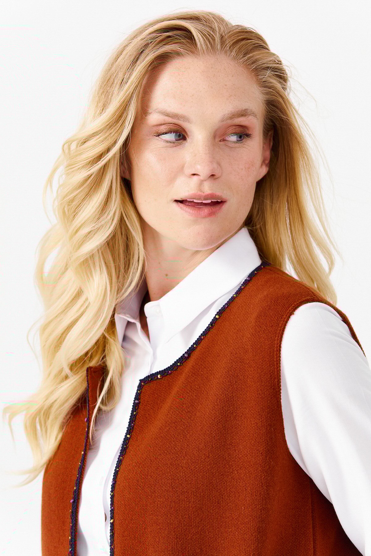 22111Женский короткий жилет с круглым  вырезом и вышивкой бисером, коричневый