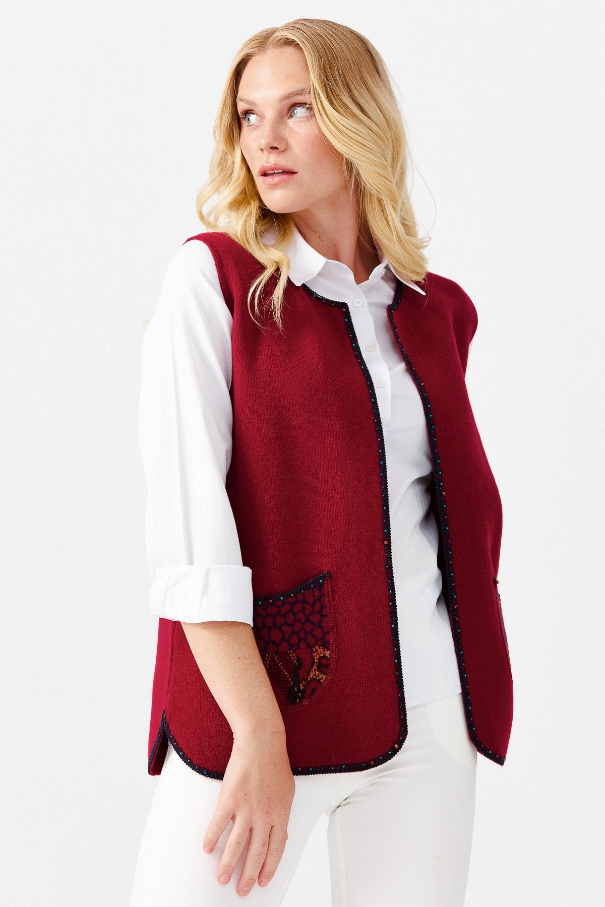 22111Женский короткий жилет с круглым  вырезом и вышивкой бисером, вишневый 