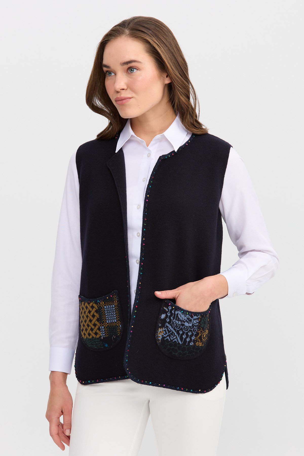 22111Женский короткий жилет с круглым  вырезом и вышивкой бисером темно-синий