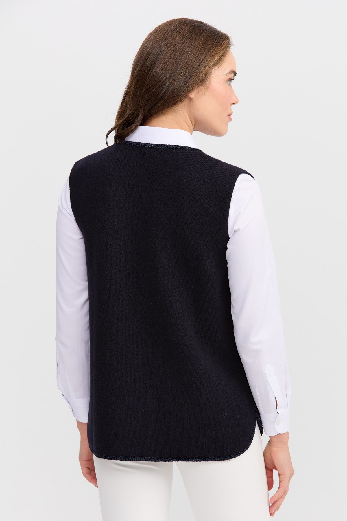 22111Женский короткий жилет с круглым  вырезом и вышивкой бисером темно-синий