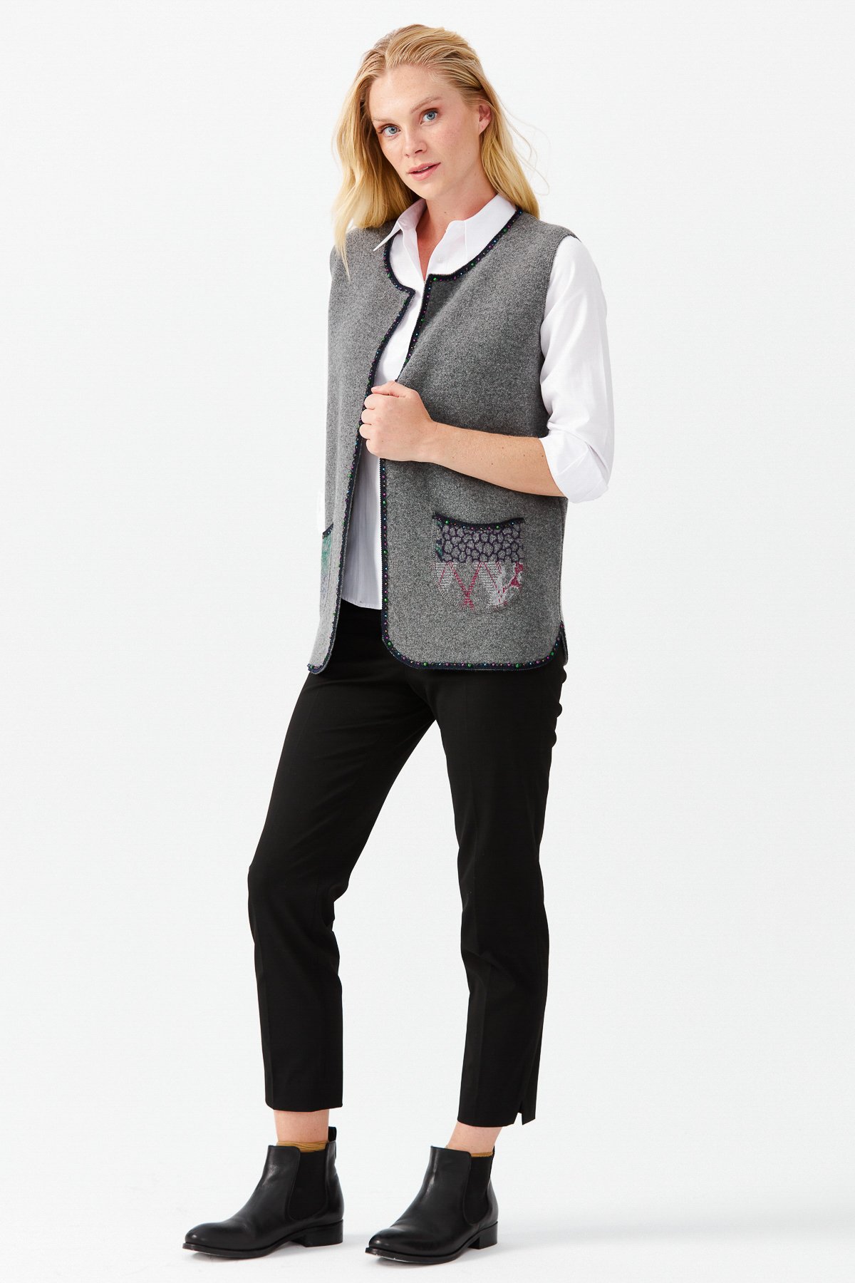 22111Женский короткий жилет с круглым  вырезом и вышивкой бисером, дымчатый