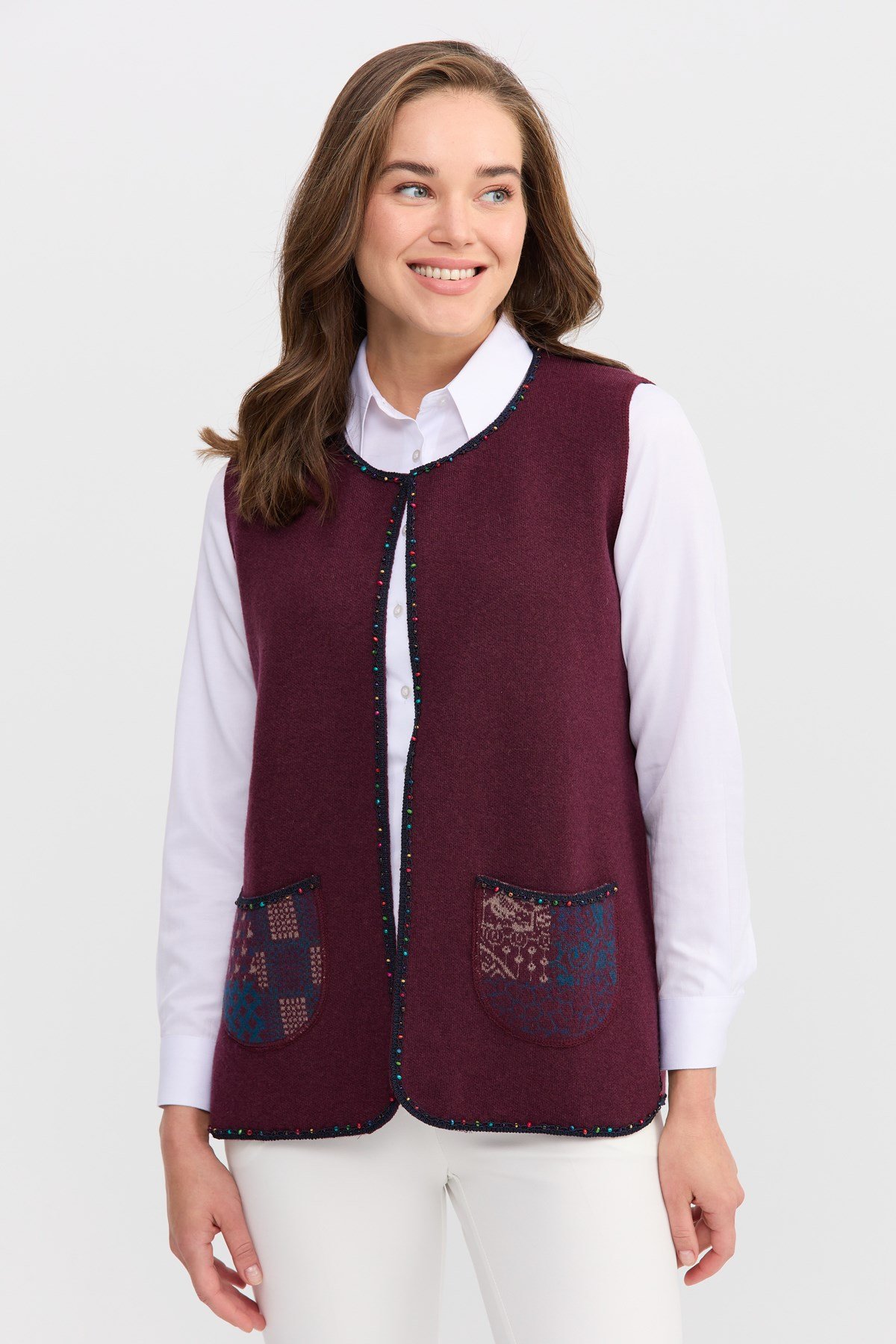 22111Женский короткий жилет с круглым  вырезом и вышивкой бисером ТЕМНЫЙ ДЭМСОН