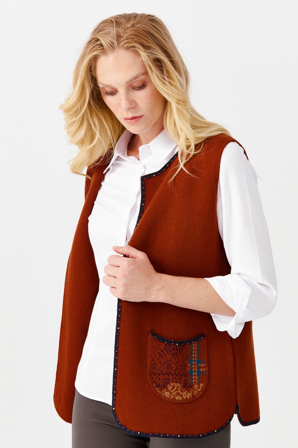 22111Женский короткий жилет с круглым  вырезом и вышивкой бисером, коричневый