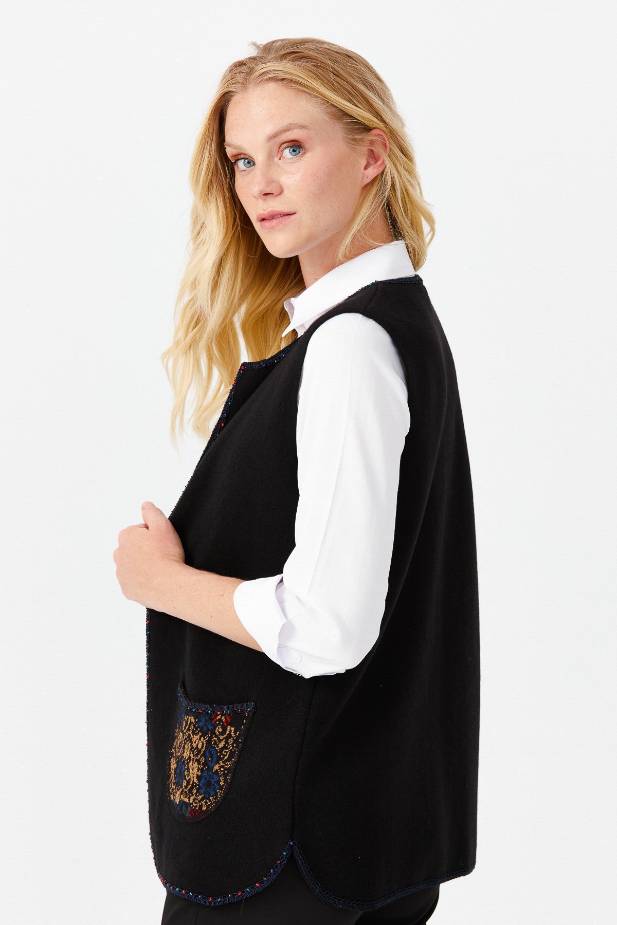 22111Женский короткий жилет с круглым  вырезом и вышивкой бисером, черный