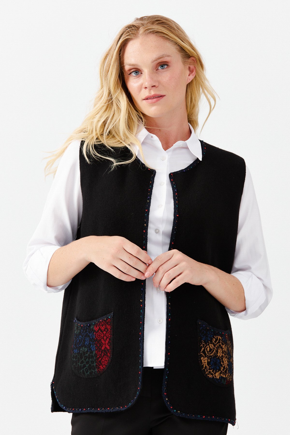 22111Женский короткий жилет с круглым  вырезом и вышивкой бисером, черный