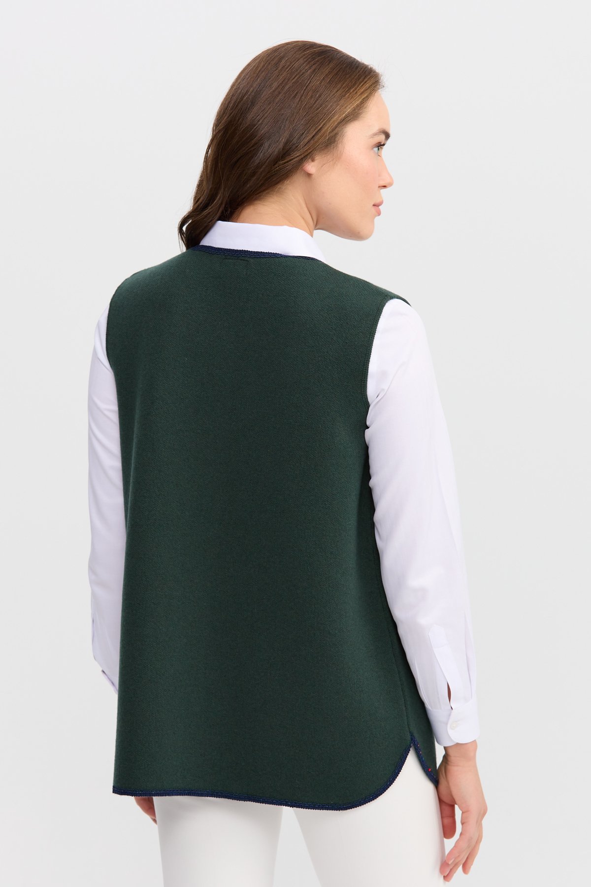 22111Женский короткий жилет с круглым  вырезом и вышивкой бисером Зеленый