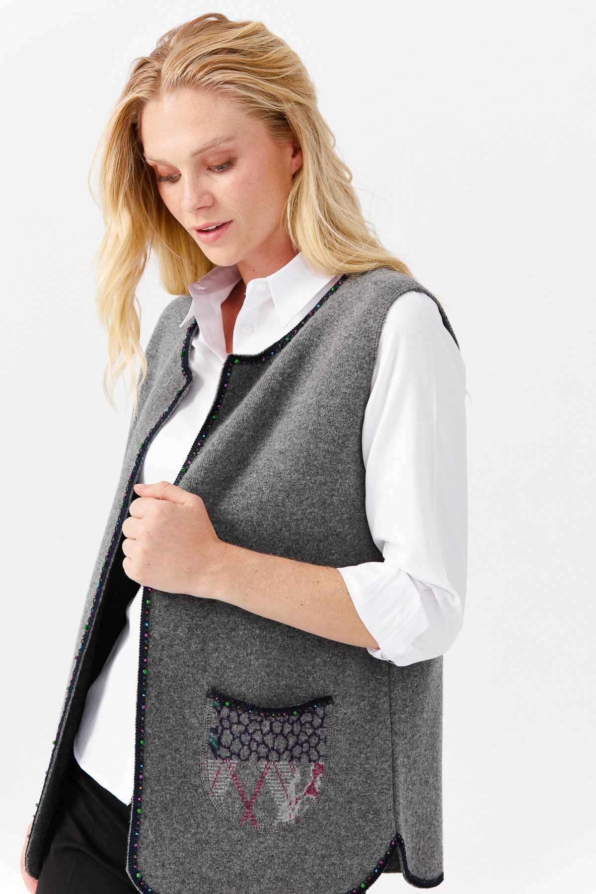 22111Женский короткий жилет с круглым  вырезом и вышивкой бисером, дымчатый