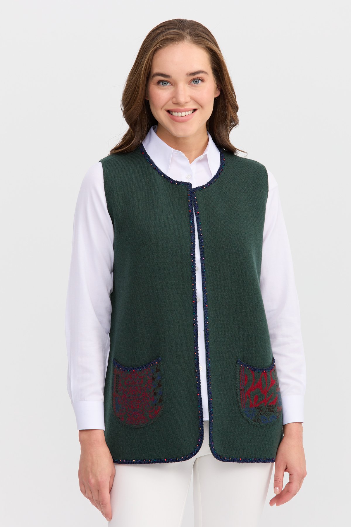 22111Женский короткий жилет с круглым  вырезом и вышивкой бисером Зеленый