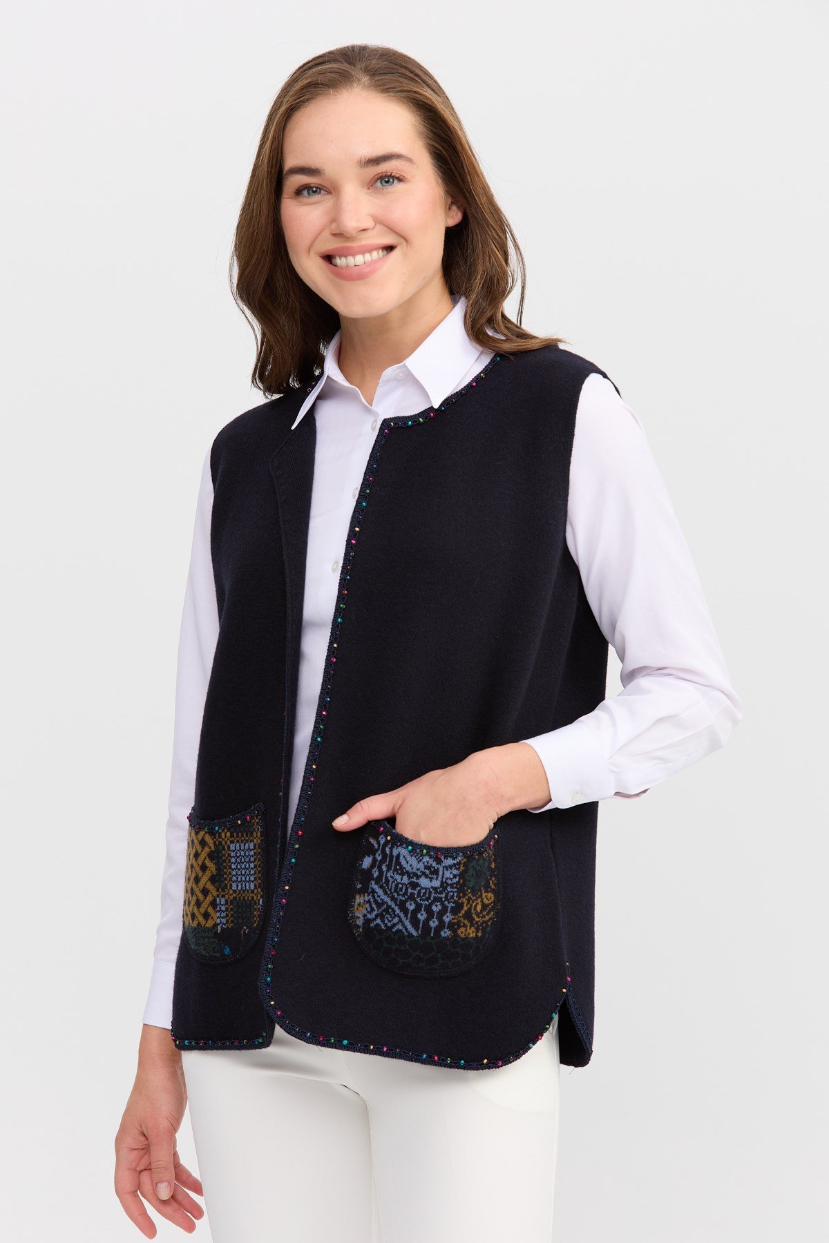 22111Женский короткий жилет с круглым  вырезом и вышивкой бисером темно-синий