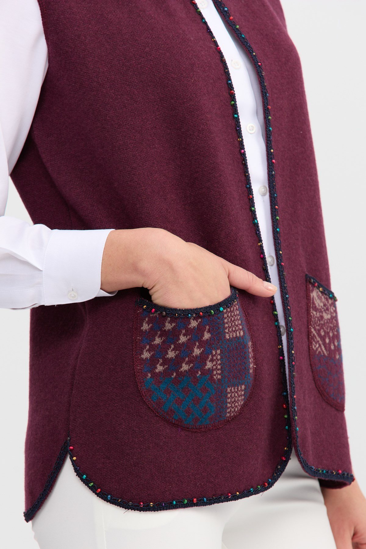 22111Женский короткий жилет с круглым  вырезом и вышивкой бисером ТЕМНЫЙ ДЭМСОН