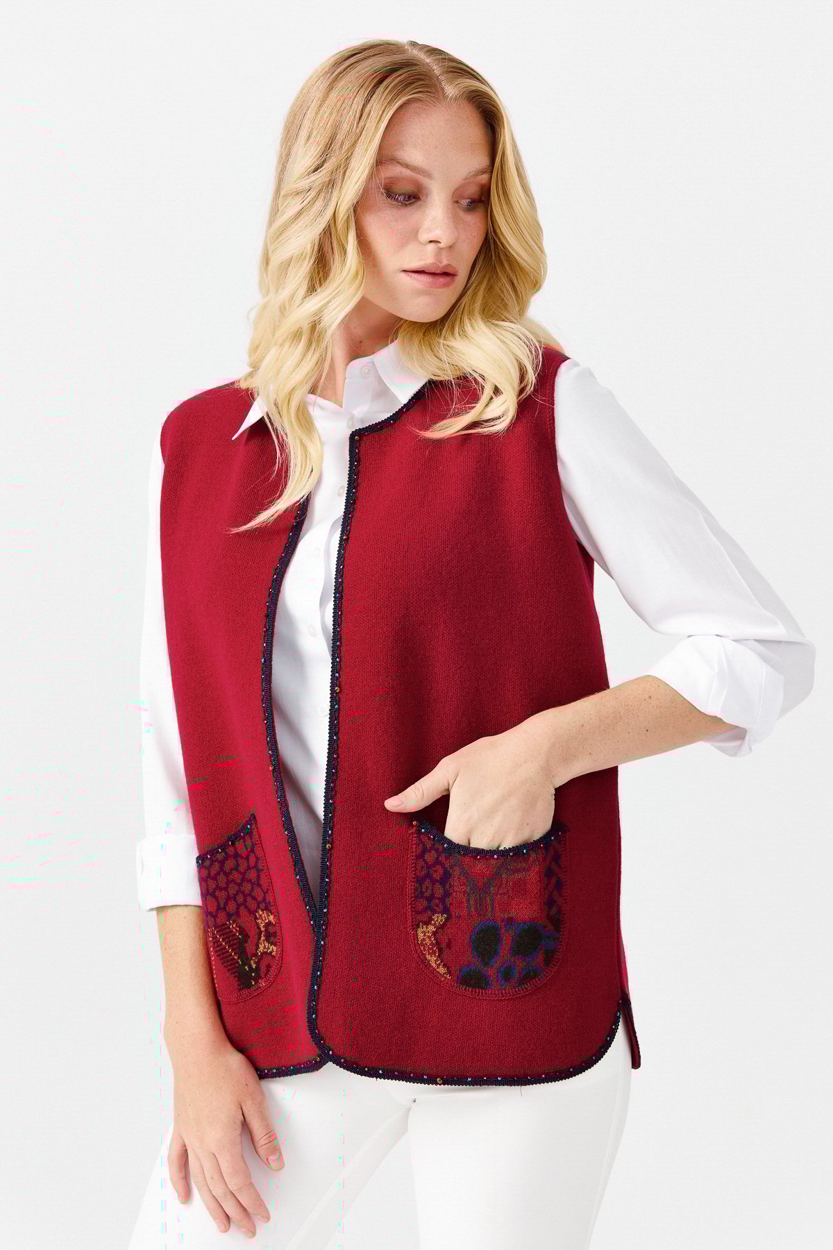 22111Женский короткий жилет с круглым  вырезом и вышивкой бисером, вишневый 