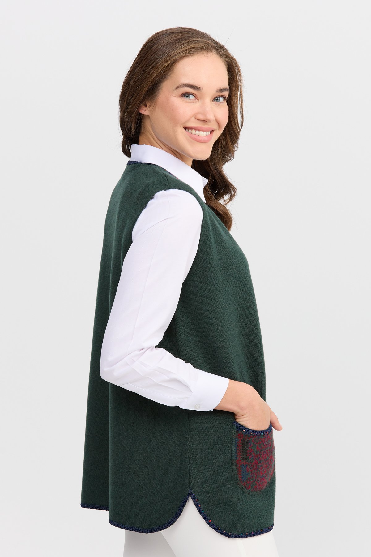 22111Женский короткий жилет с круглым  вырезом и вышивкой бисером Зеленый