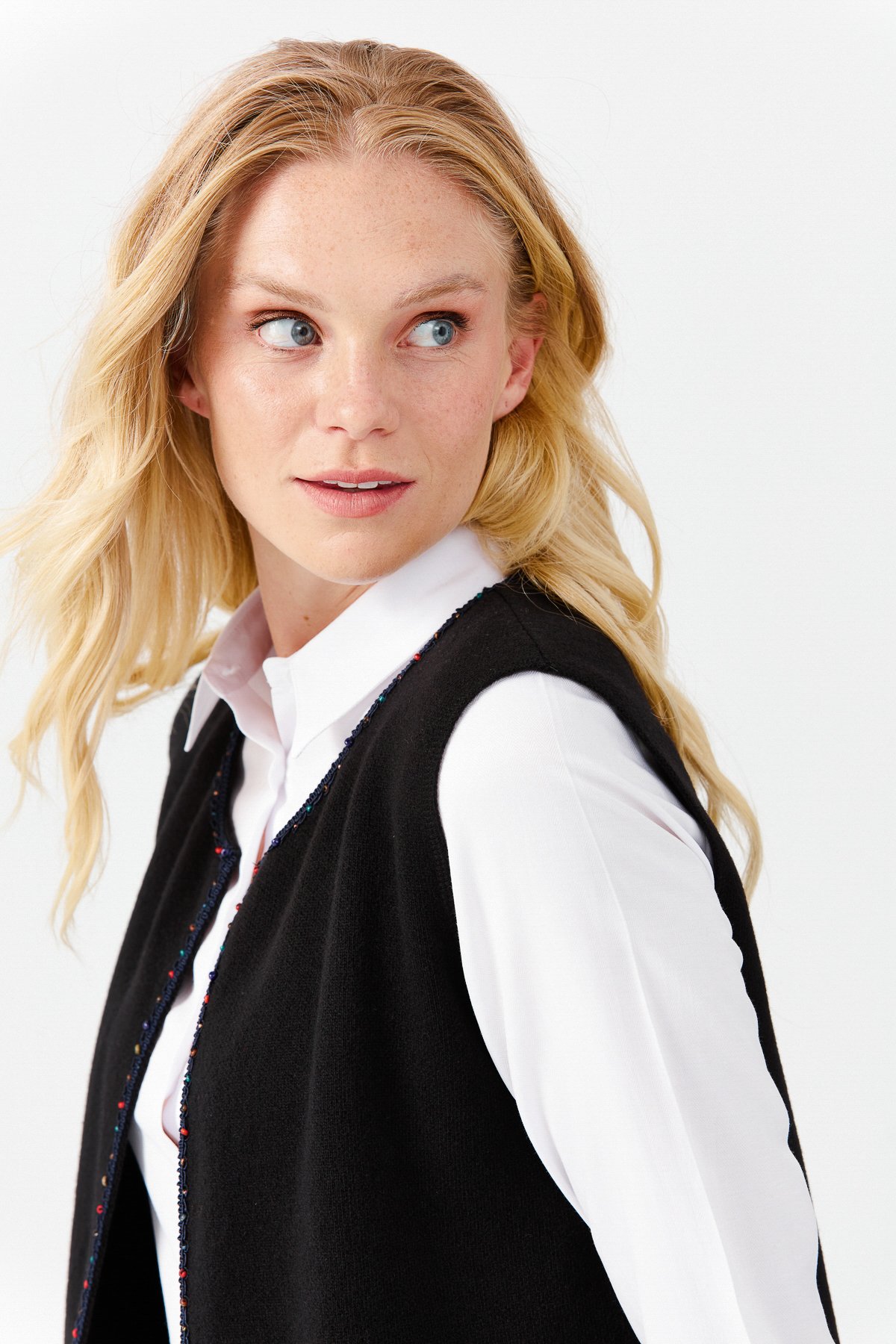 22111Женский короткий жилет с круглым  вырезом и вышивкой бисером, черный