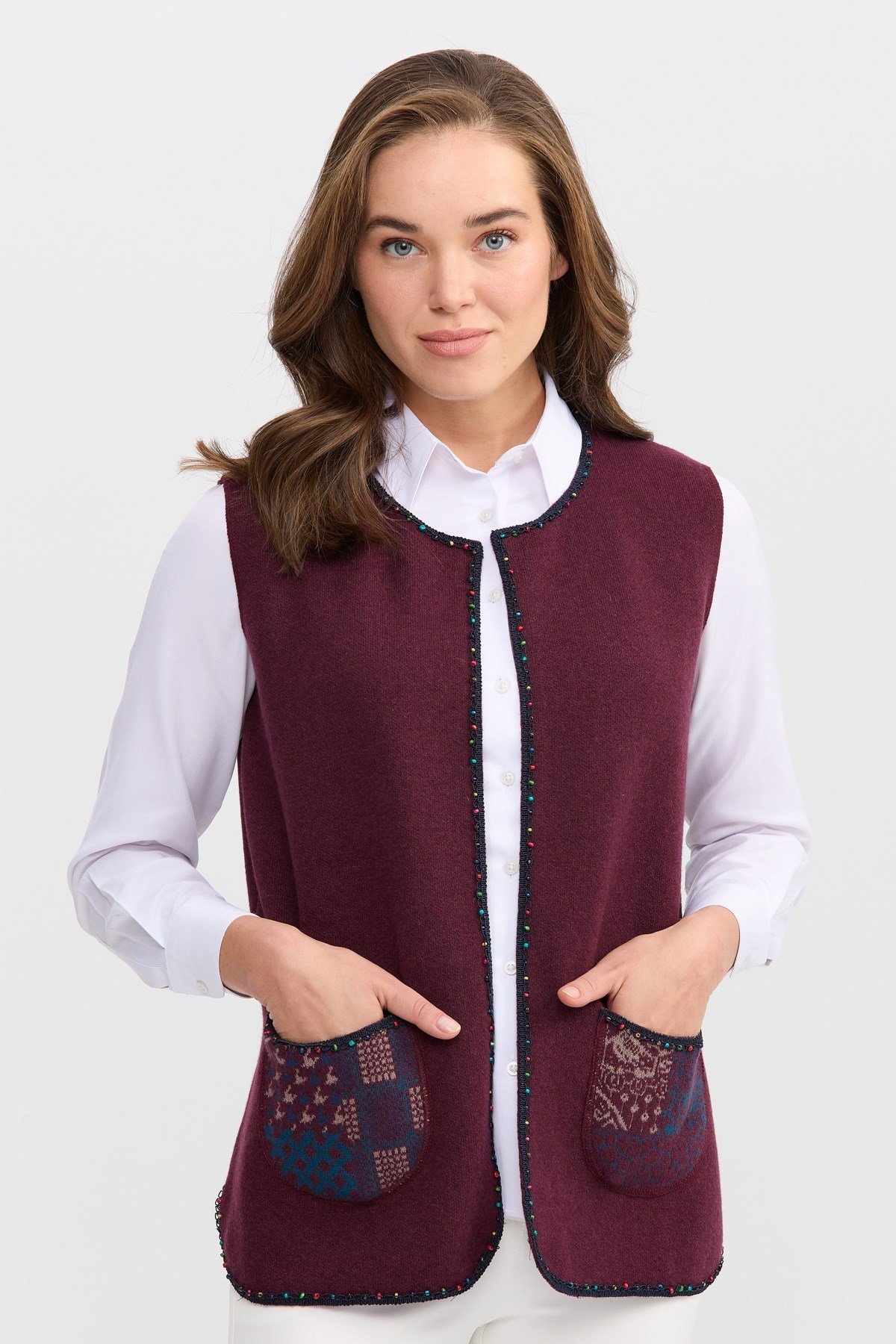 22111Женский короткий жилет с круглым  вырезом и вышивкой бисером ТЕМНЫЙ ДЭМСОН