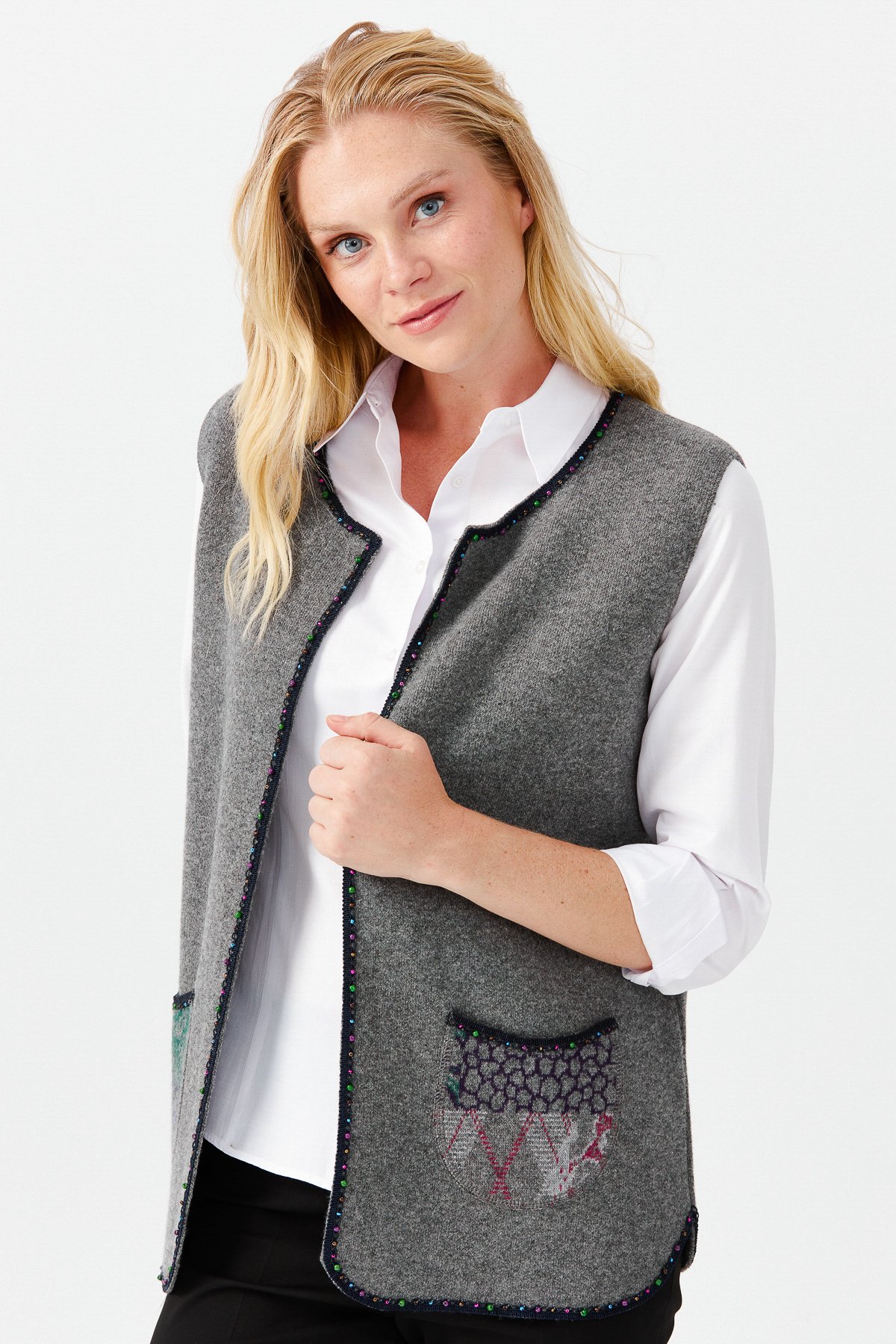 22111Женский короткий жилет с круглым  вырезом и вышивкой бисером, дымчатый