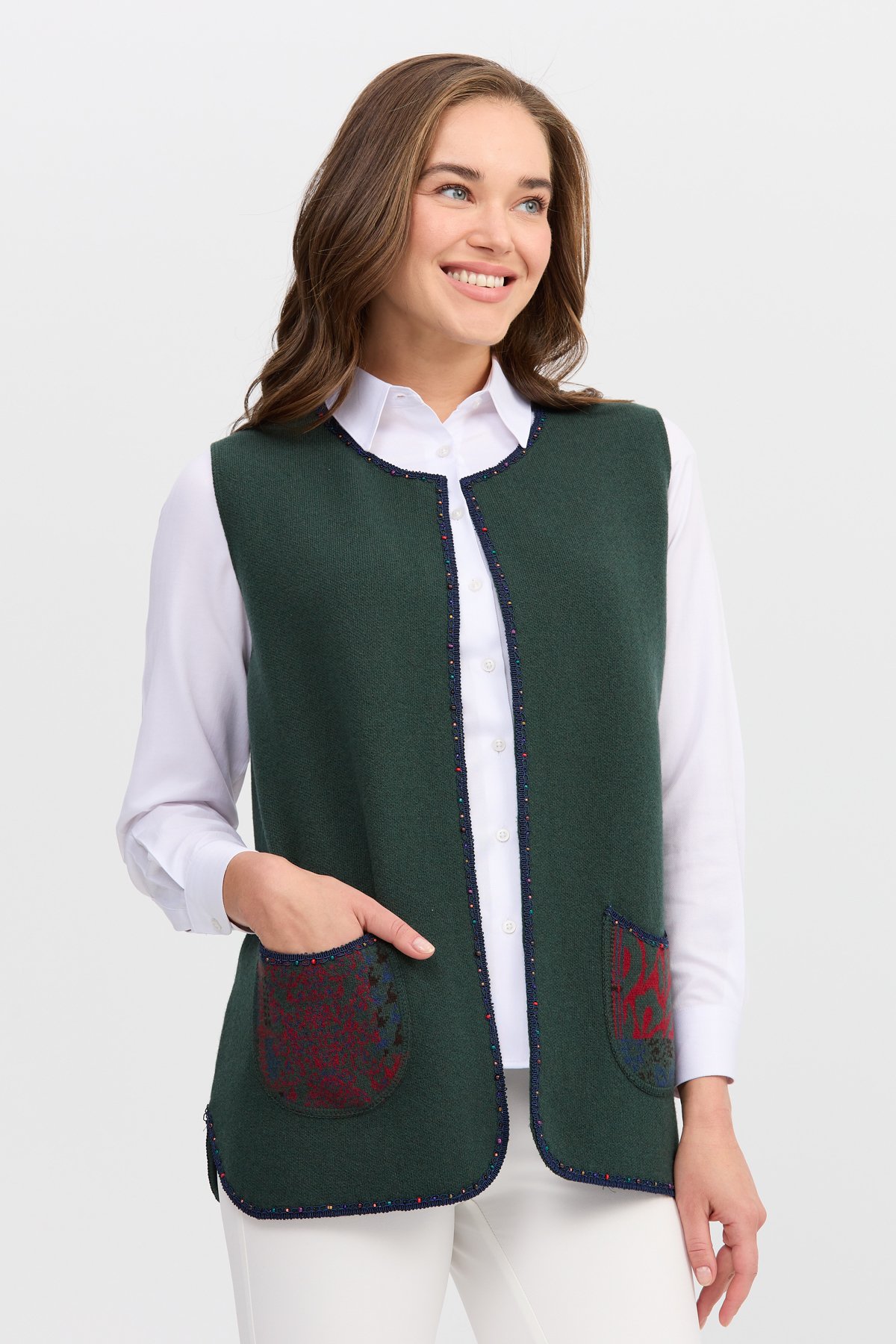 22111Женский короткий жилет с круглым  вырезом и вышивкой бисером Зеленый