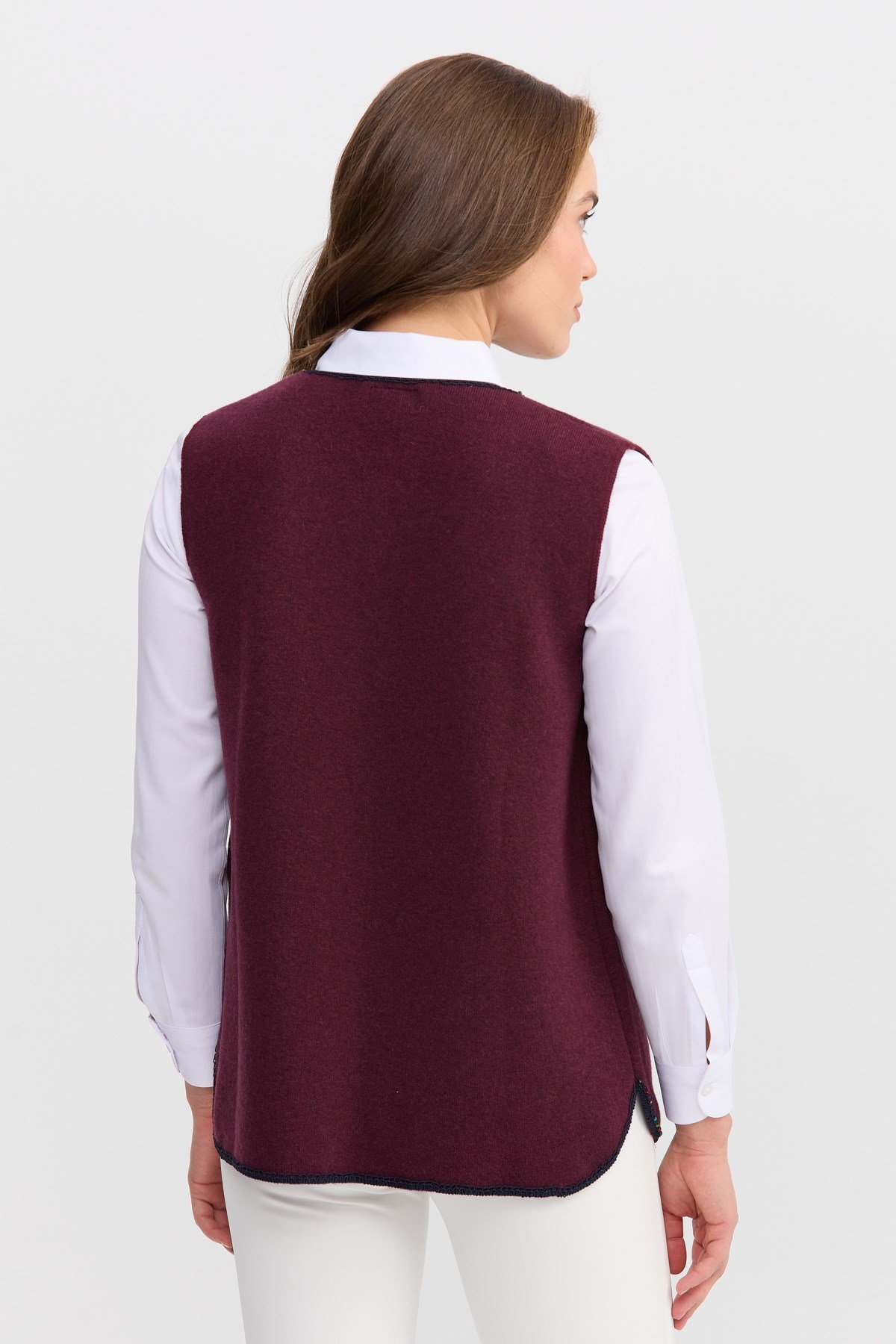 22111Женский короткий жилет с круглым  вырезом и вышивкой бисером ТЕМНЫЙ ДЭМСОН