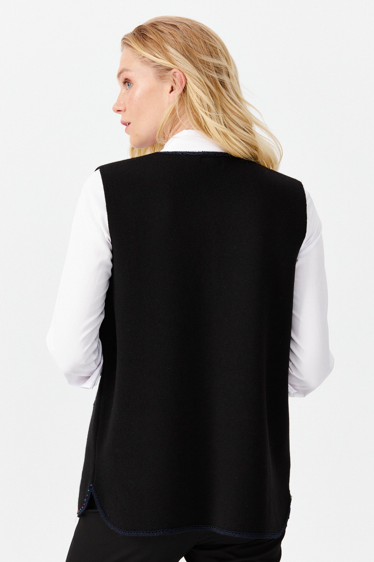 22111Женский короткий жилет с круглым  вырезом и вышивкой бисером, черный