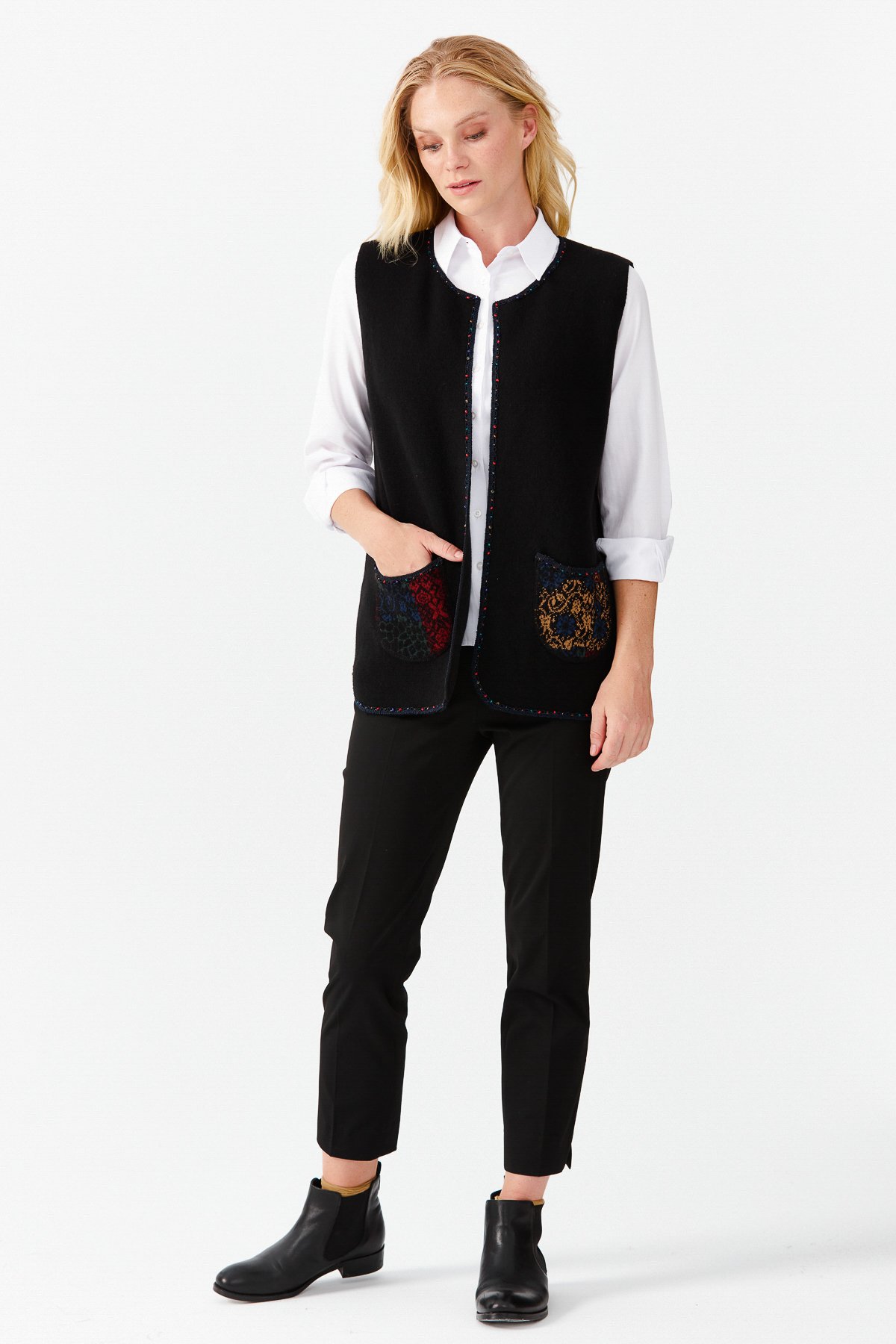 22111Женский короткий жилет с круглым  вырезом и вышивкой бисером, черный