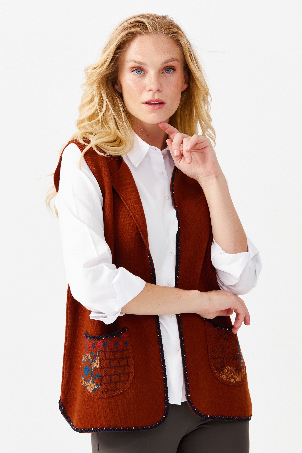 22111Женский короткий жилет с круглым  вырезом и вышивкой бисером, коричневый