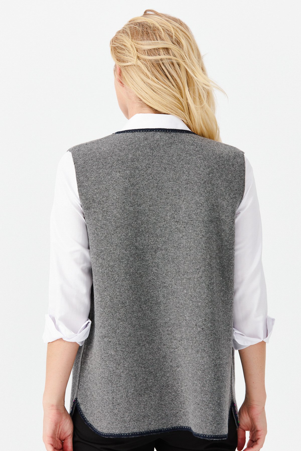 22111Женский короткий жилет с круглым  вырезом и вышивкой бисером, дымчатый