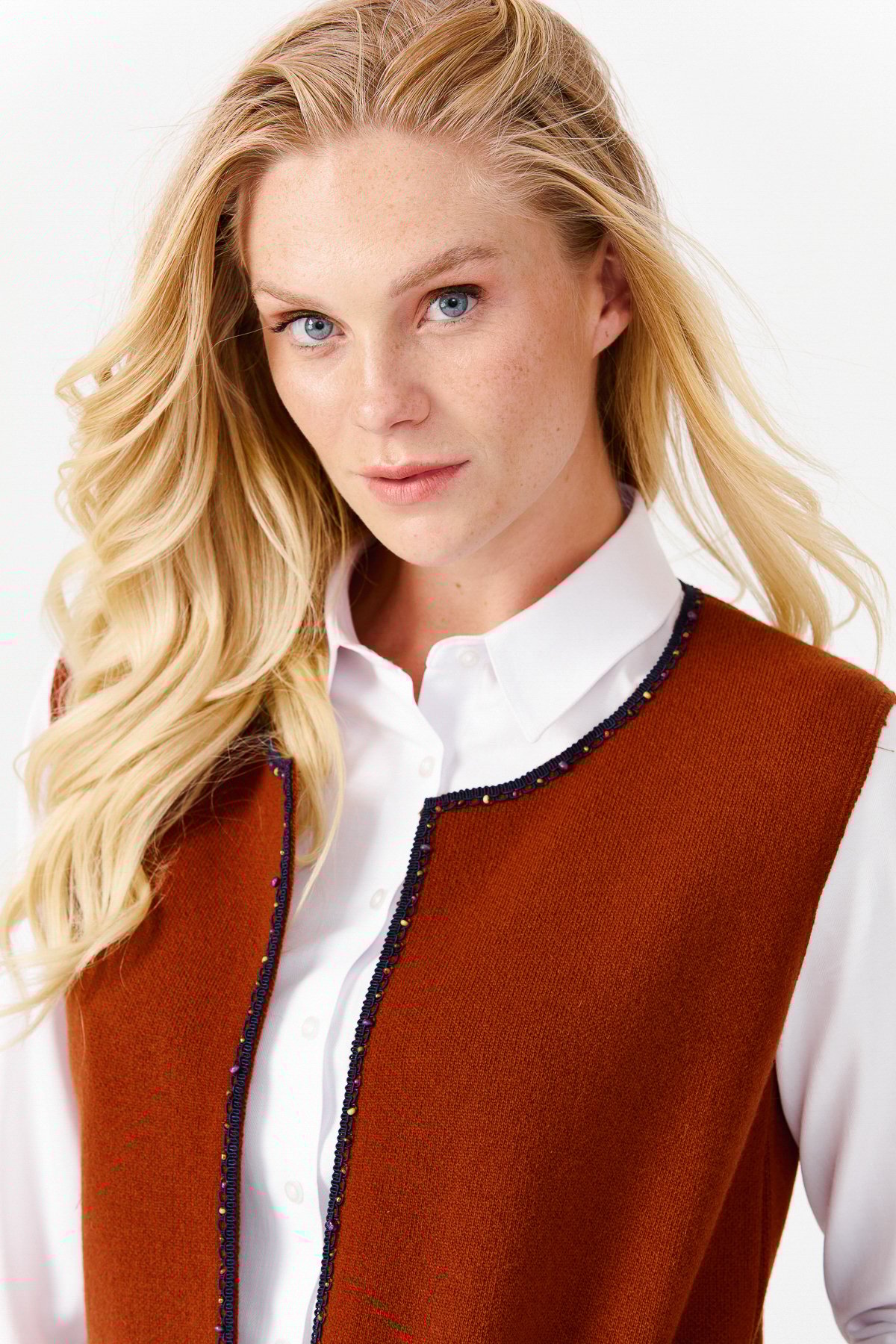 22111Женский короткий жилет с круглым  вырезом и вышивкой бисером, коричневый