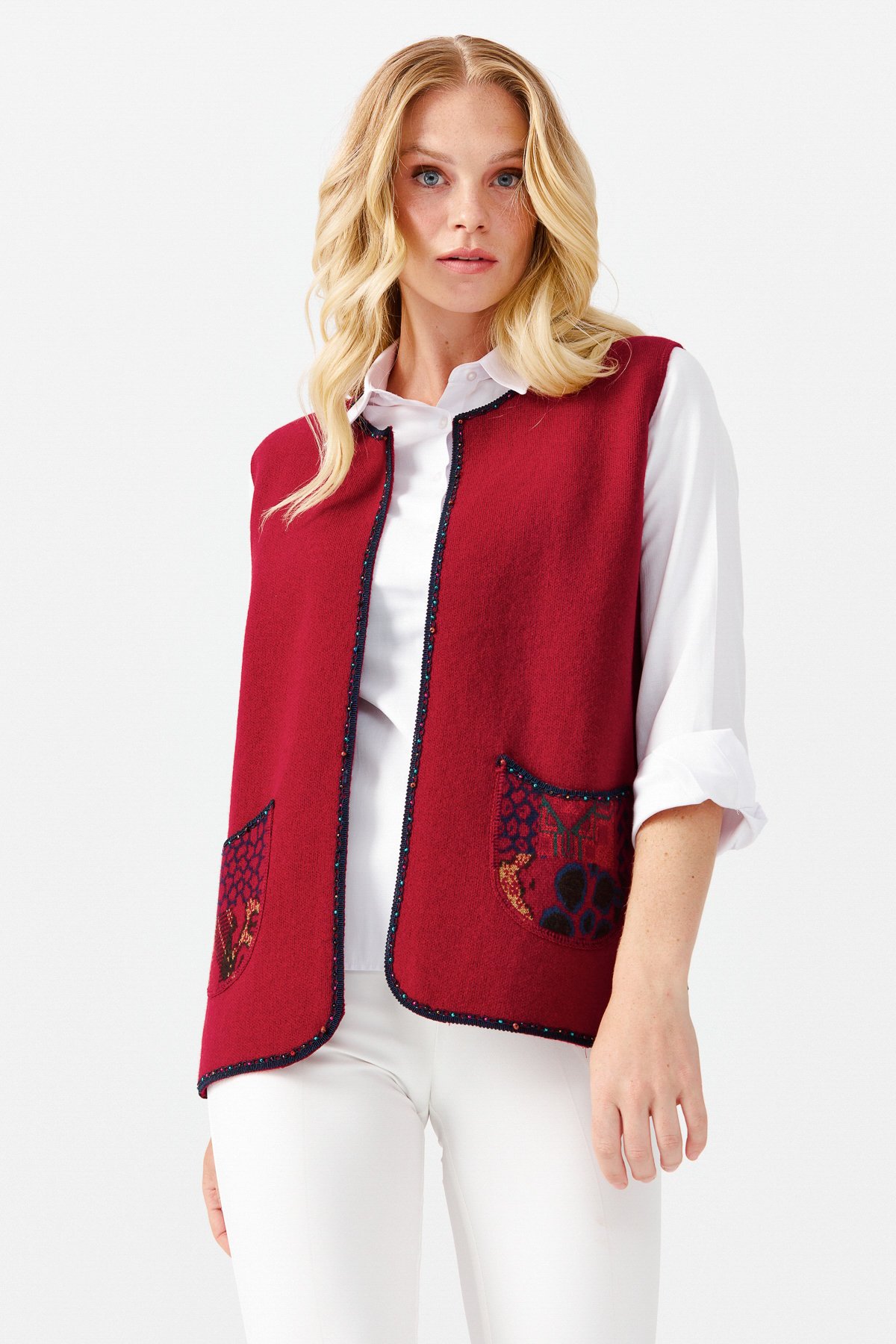 22111Женский короткий жилет с круглым  вырезом и вышивкой бисером, вишневый 