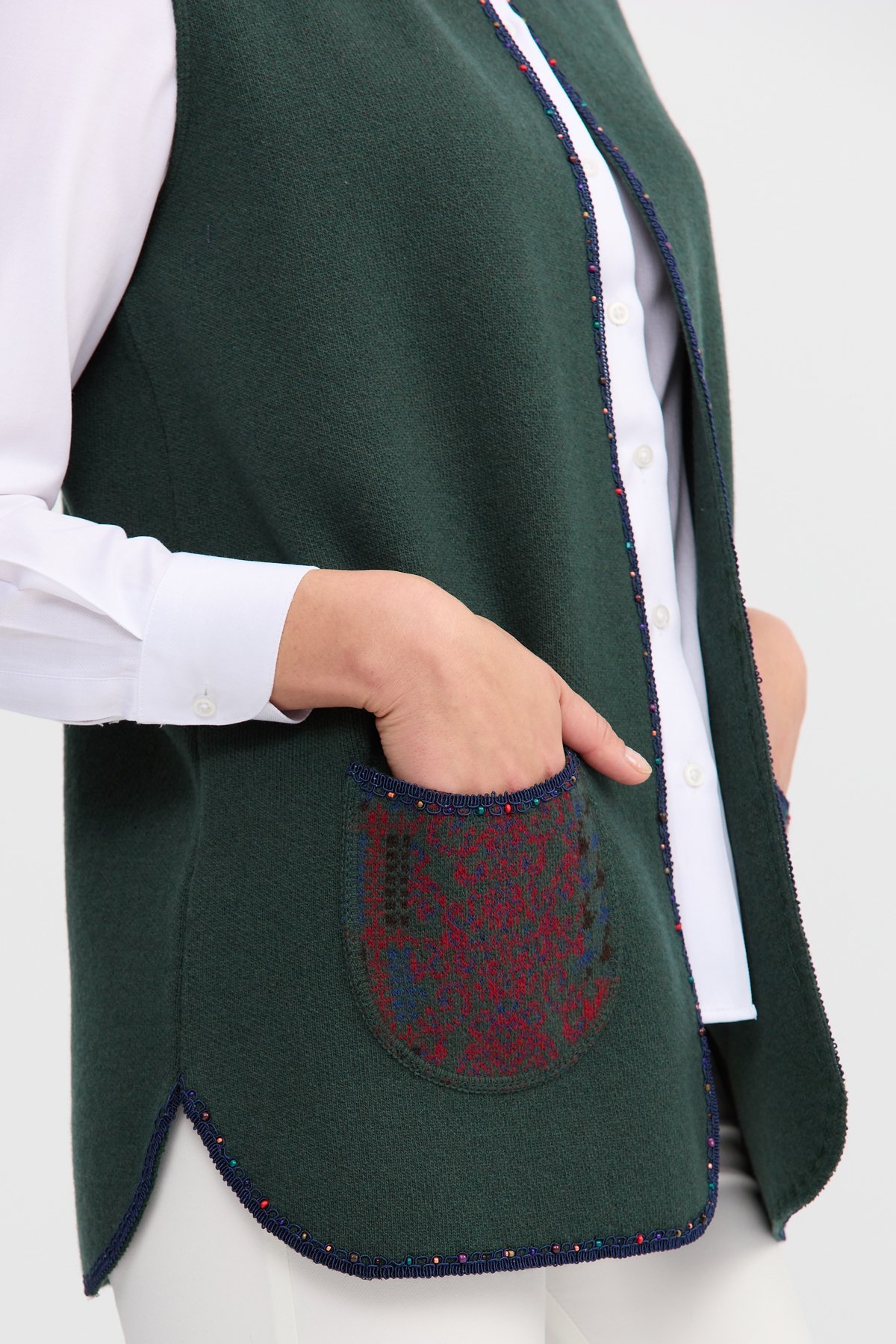 22111Женский короткий жилет с круглым  вырезом и вышивкой бисером Зеленый