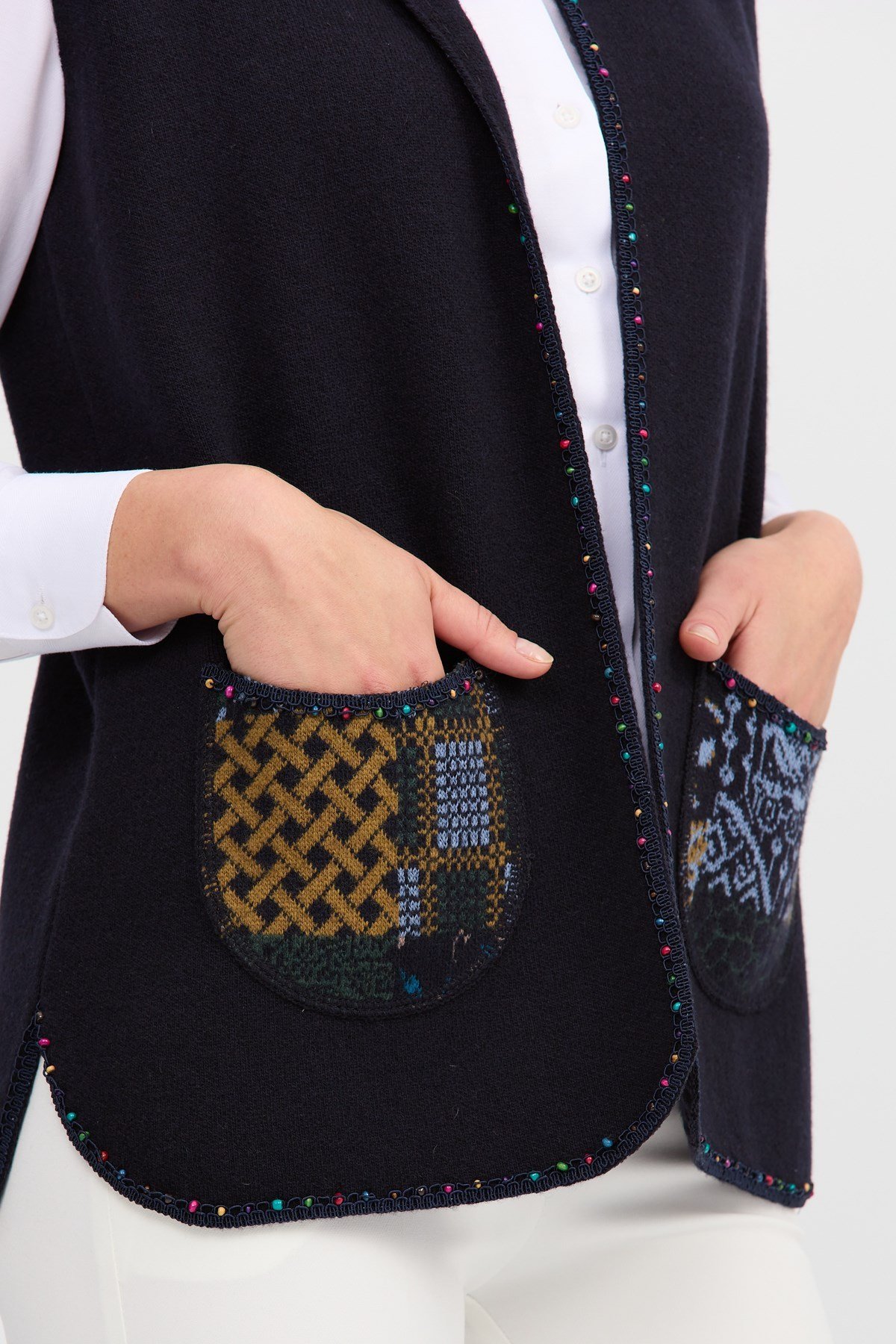 22111Женский короткий жилет с круглым  вырезом и вышивкой бисером темно-синий