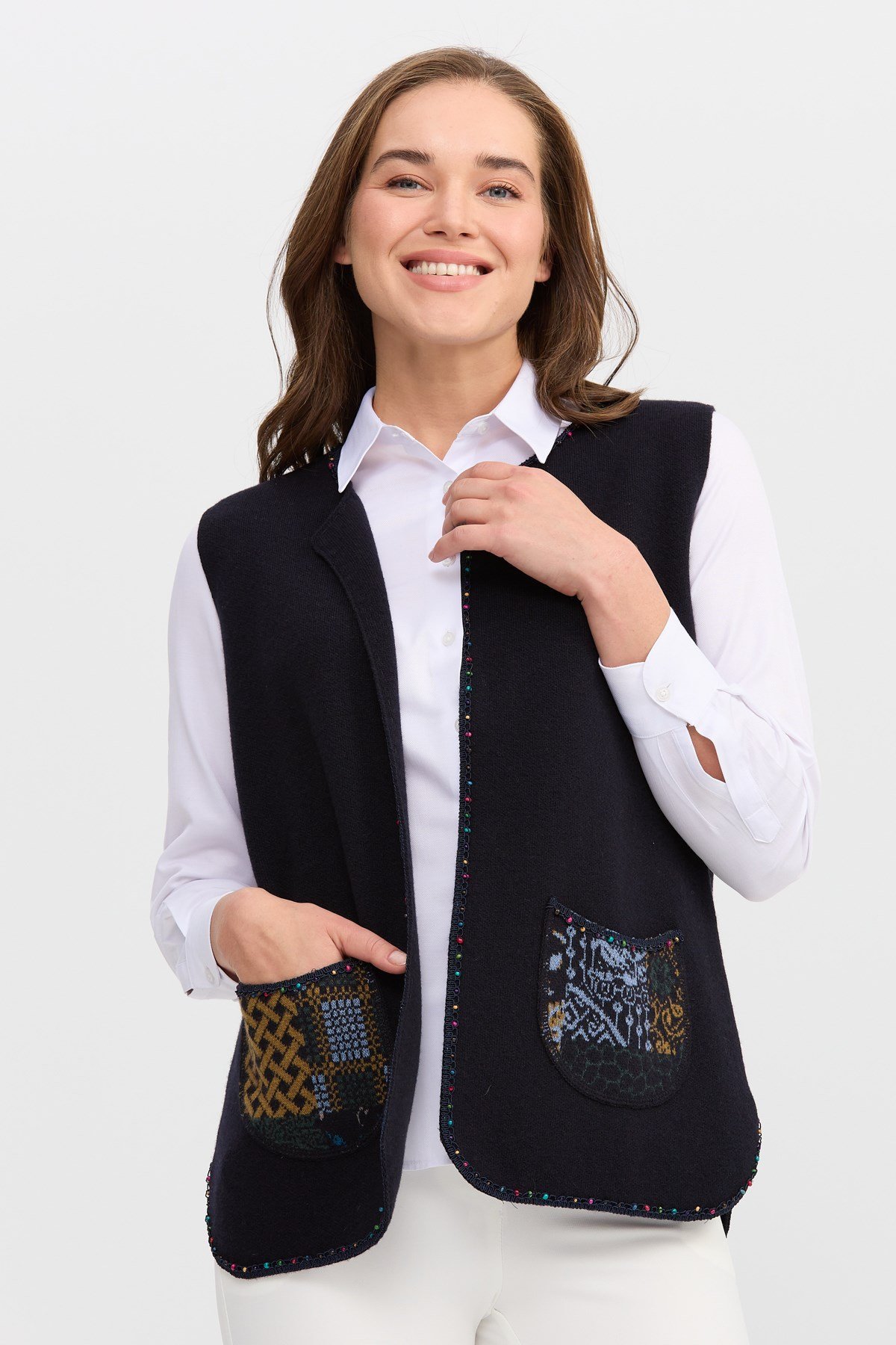 22111Женский короткий жилет с круглым  вырезом и вышивкой бисером темно-синий