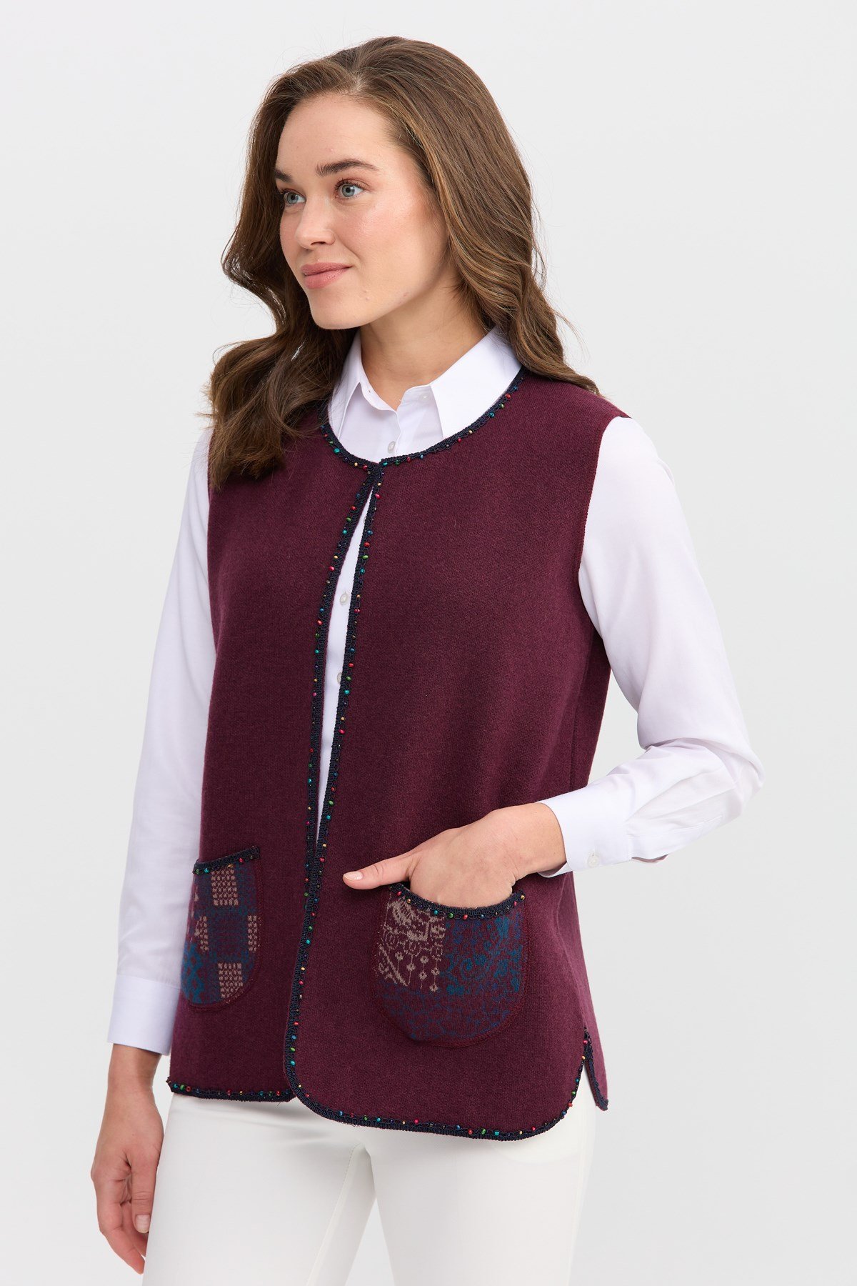 22111Женский короткий жилет с круглым  вырезом и вышивкой бисером ТЕМНЫЙ ДЭМСОН