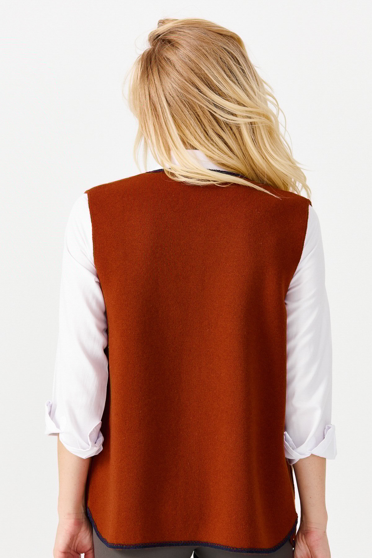 22111Женский короткий жилет с круглым  вырезом и вышивкой бисером, коричневый