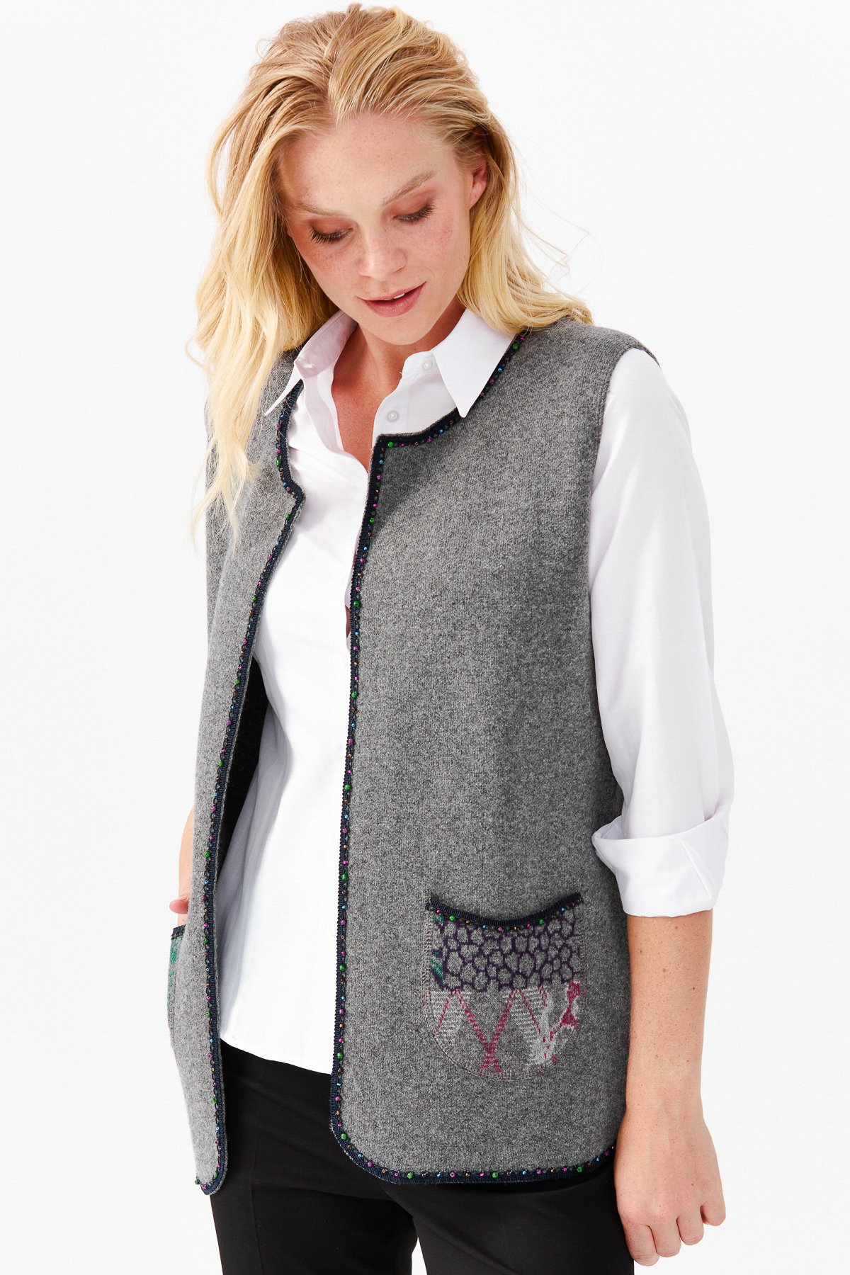 22111Женский короткий жилет с круглым  вырезом и вышивкой бисером, дымчатый