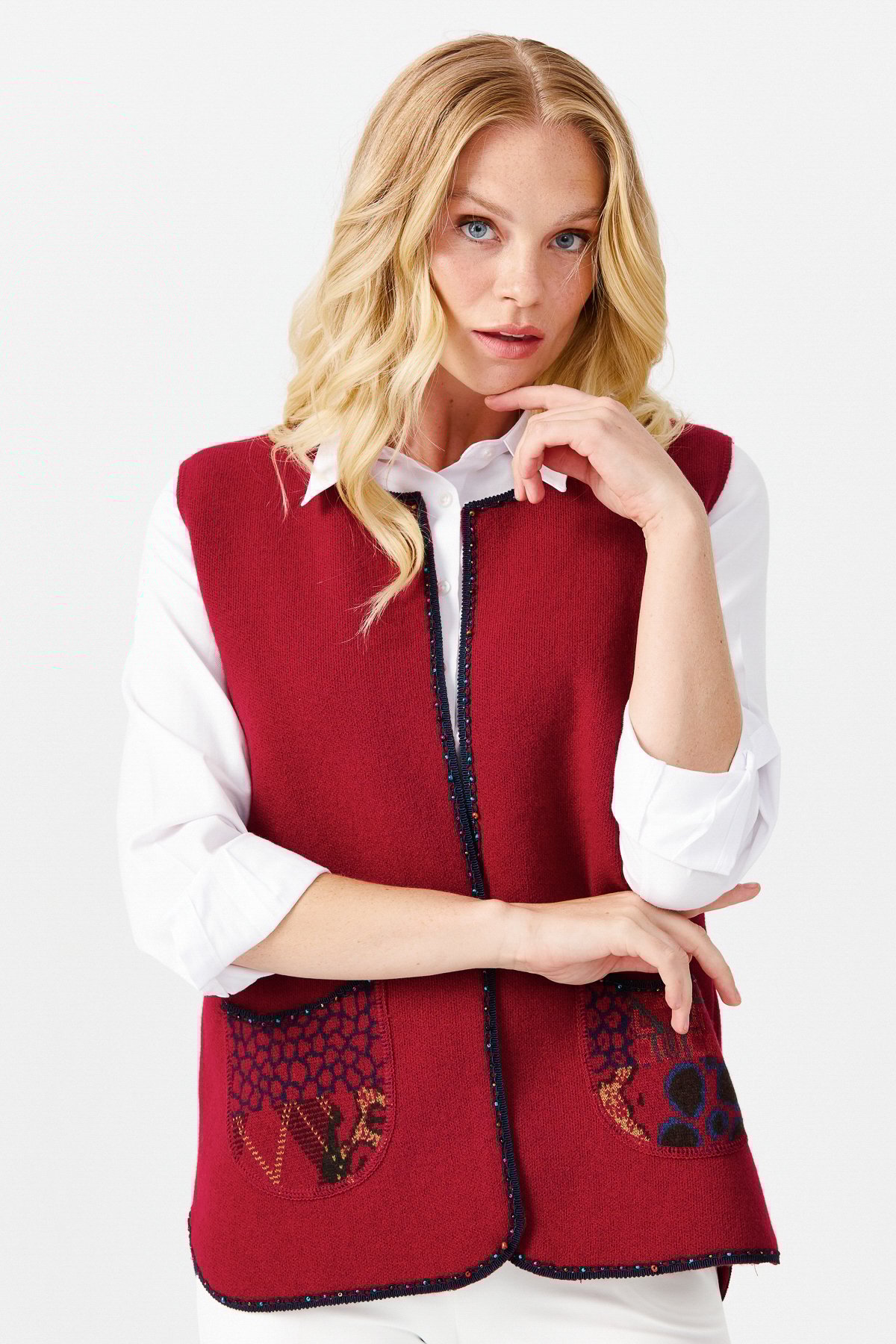 22111Женский короткий жилет с круглым  вырезом и вышивкой бисером, вишневый 