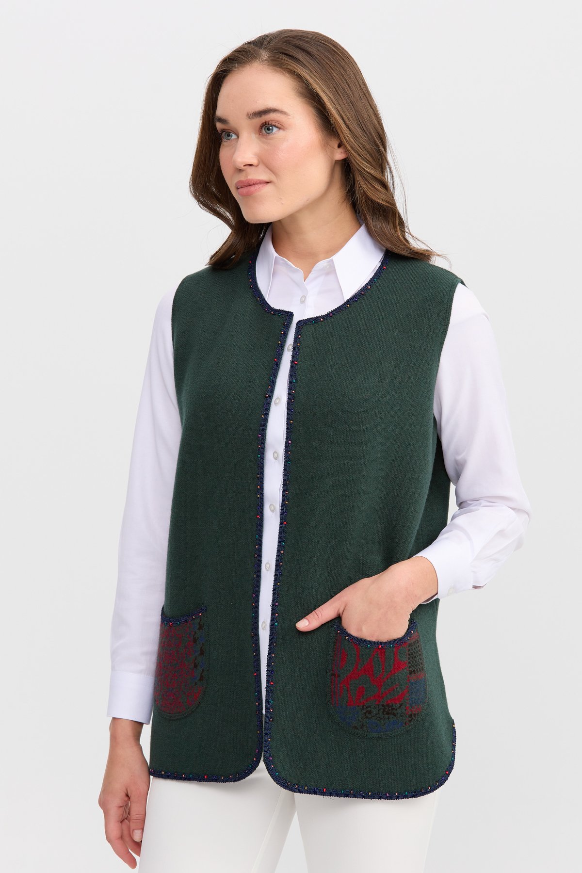 22111Женский короткий жилет с круглым  вырезом и вышивкой бисером Зеленый