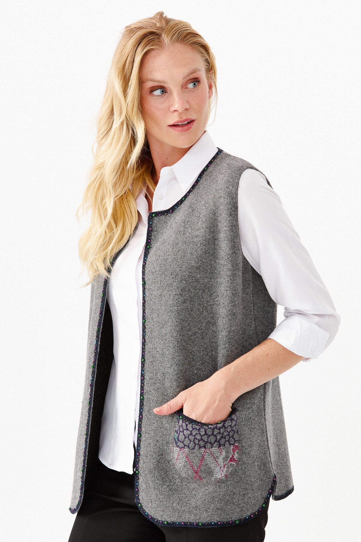 22111Женский короткий жилет с круглым  вырезом и вышивкой бисером, дымчатый